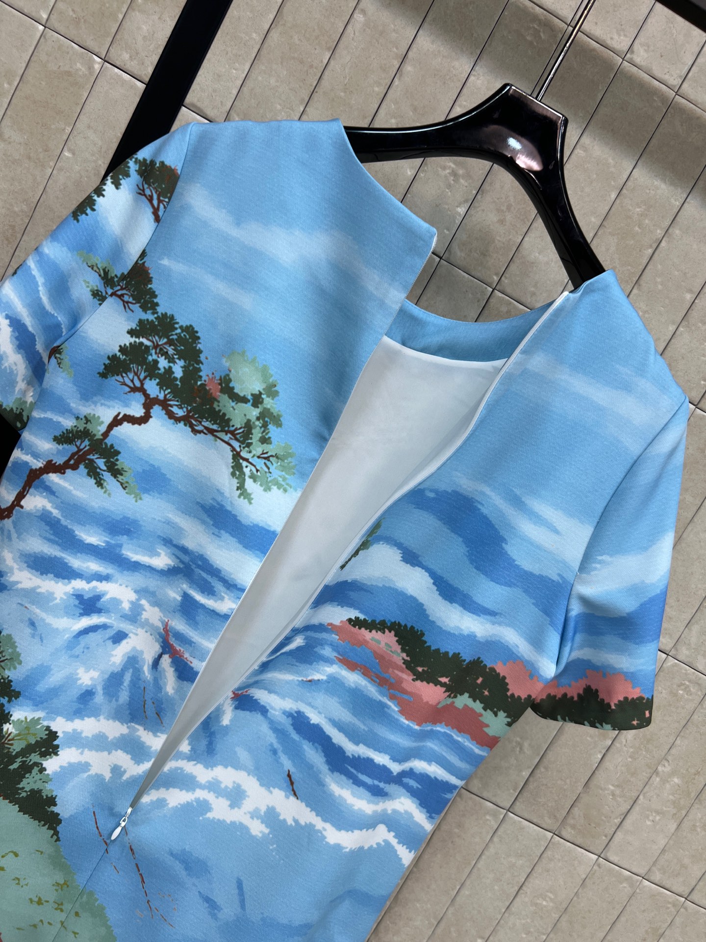 C家 26夏季新款 印花直筒连衣裙 采用轻薄面料 夏天穿超舒服 蓝色主调+山水花卉图案 艺术感满满 度假