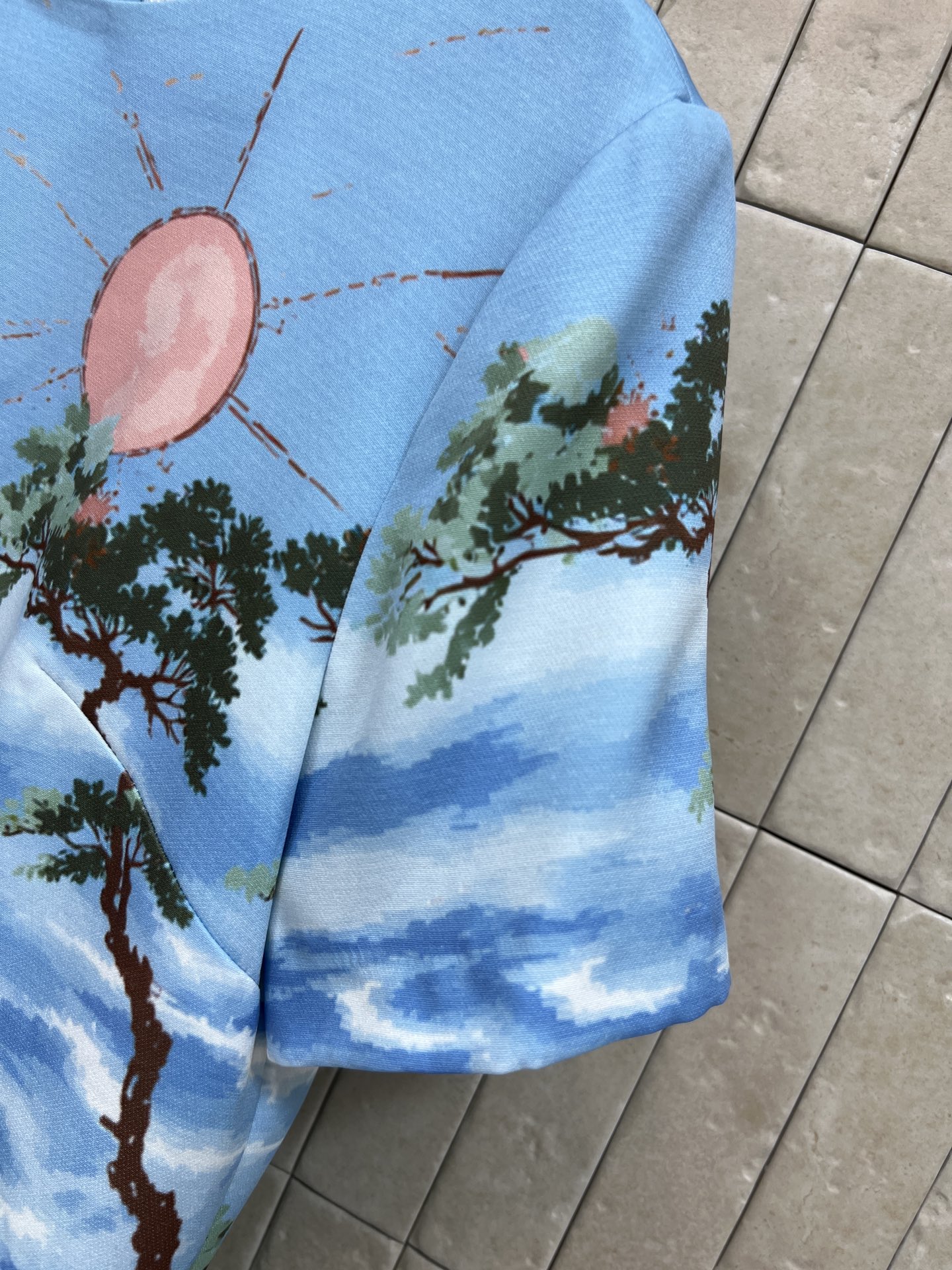 C家 26夏季新款 印花直筒连衣裙 采用轻薄面料 夏天穿超舒服 蓝色主调+山水花卉图案 艺术感满满 度假