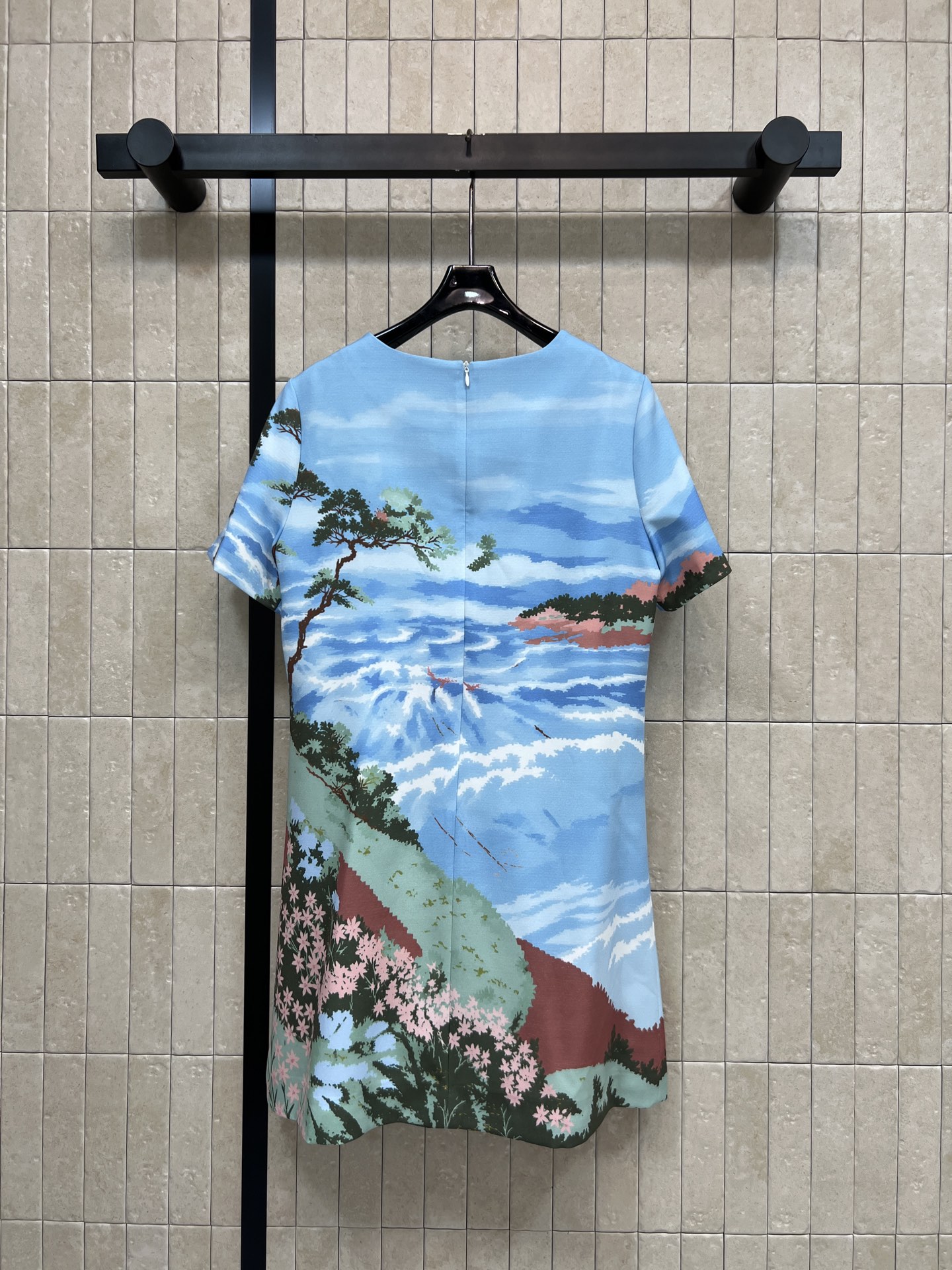 C家 26夏季新款 印花直筒连衣裙 采用轻薄面料 夏天穿超舒服 蓝色主调+山水花卉图案 艺术感满满 度假