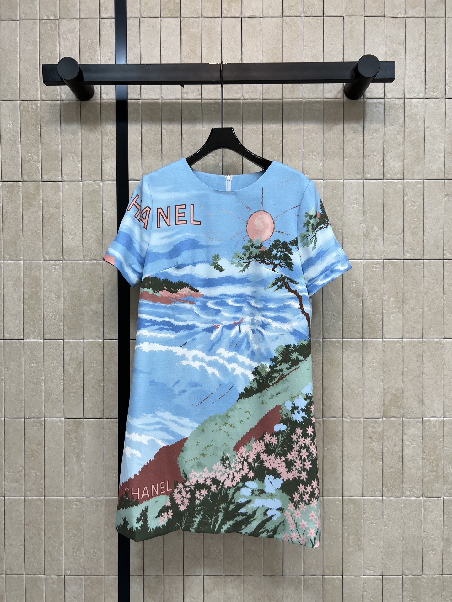 C家 26夏季新款 印花直筒连衣裙 采用轻薄面料 夏天穿超舒服 蓝色主调+山水花卉图案 艺术感满满 度假