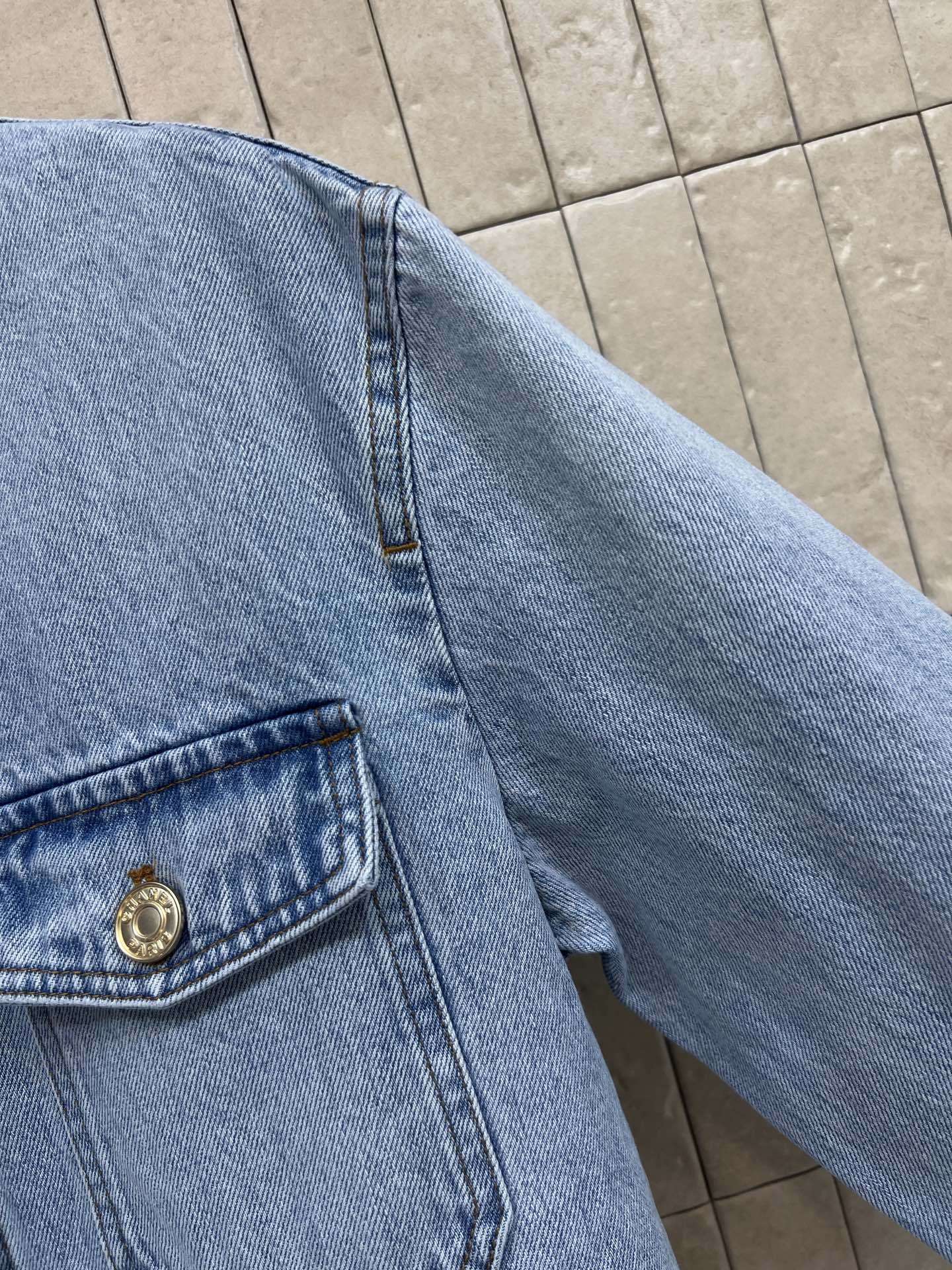 C家 26夏季新款 浅蓝牛仔外套 采用水洗牛仔棉面料 穿着舒适有型 经典翻领+双胸口袋设计 金属纽扣点缀