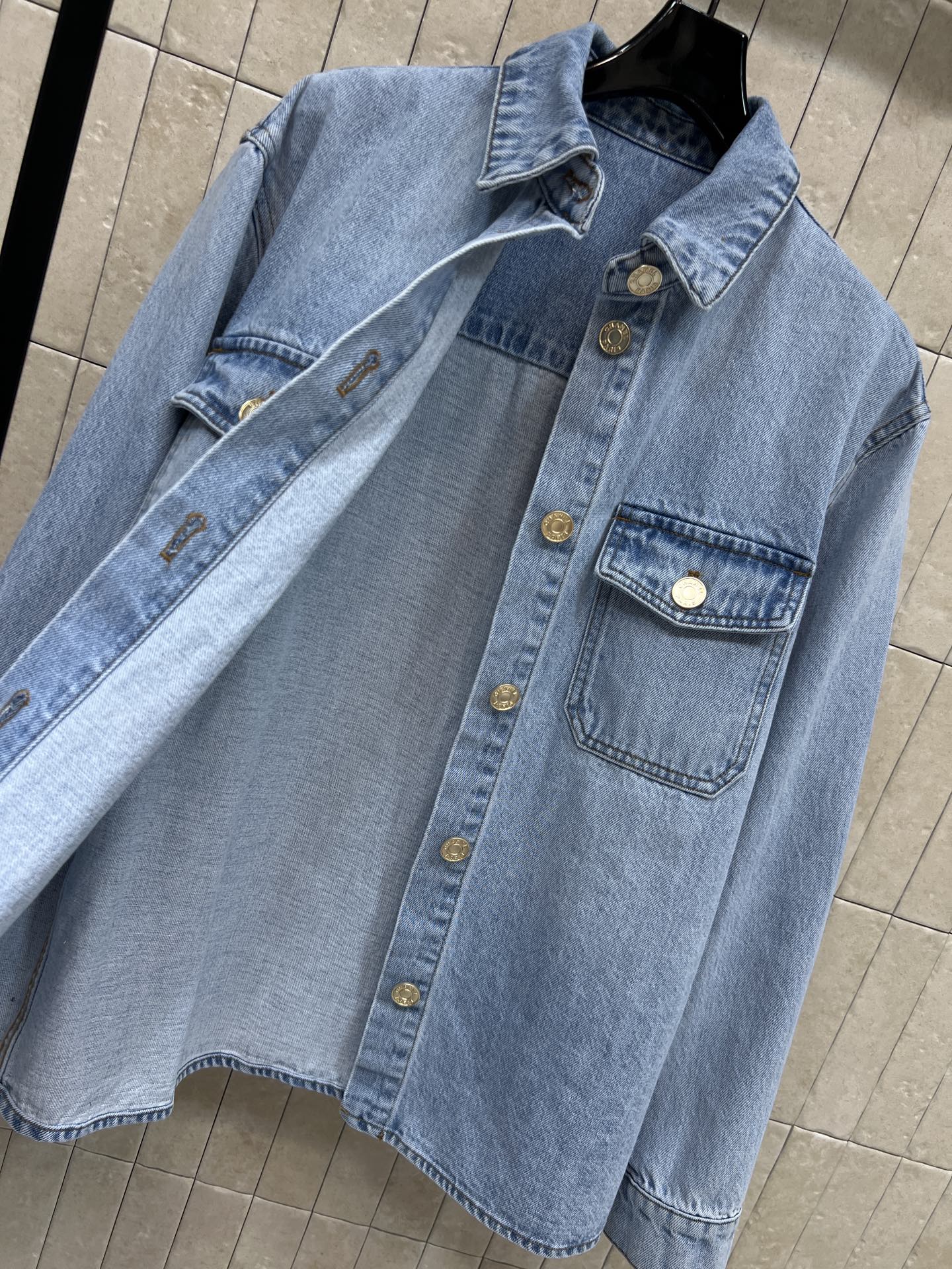 C家 26夏季新款 浅蓝牛仔外套 采用水洗牛仔棉面料 穿着舒适有型 经典翻领+双胸口袋设计 金属纽扣点缀