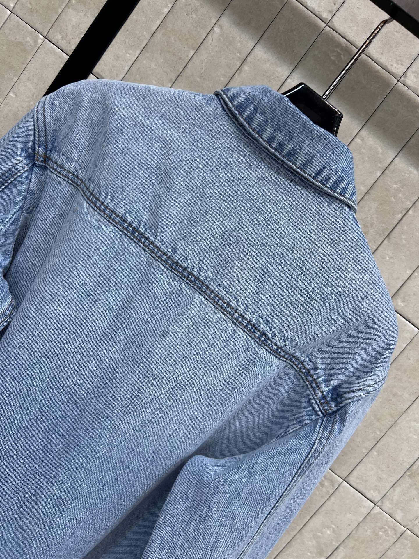C家 26夏季新款 浅蓝牛仔外套 采用水洗牛仔棉面料 穿着舒适有型 经典翻领+双胸口袋设计 金属纽扣点缀
