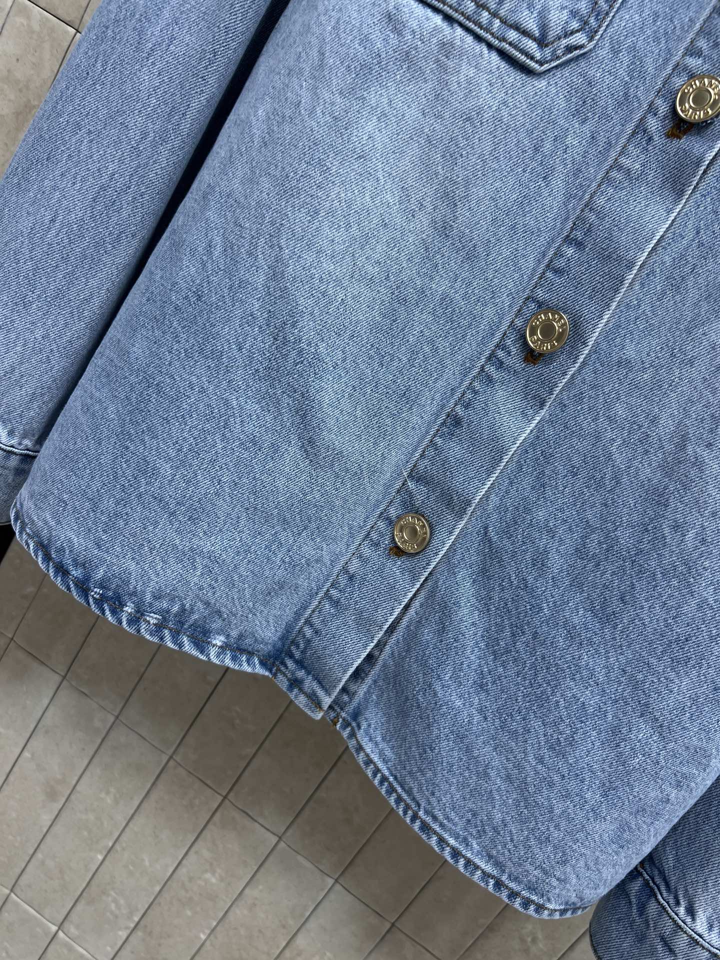 C家 26夏季新款 浅蓝牛仔外套 采用水洗牛仔棉面料 穿着舒适有型 经典翻领+双胸口袋设计 金属纽扣点缀