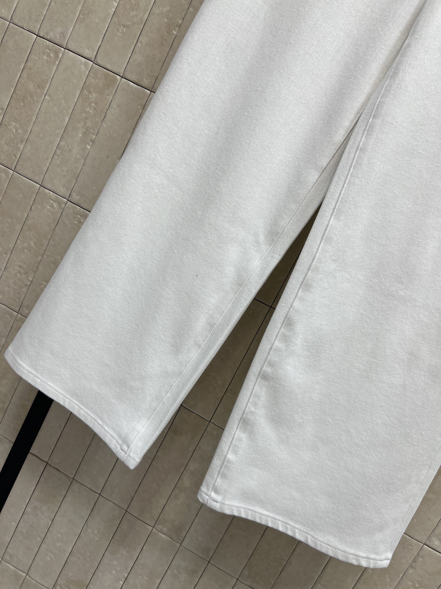 C家 26夏季新款 白色牛仔直筒裤 采用棉质混纺面料 经典五袋设计+金属纽扣&拉链 简约又实用 高腰剪裁
