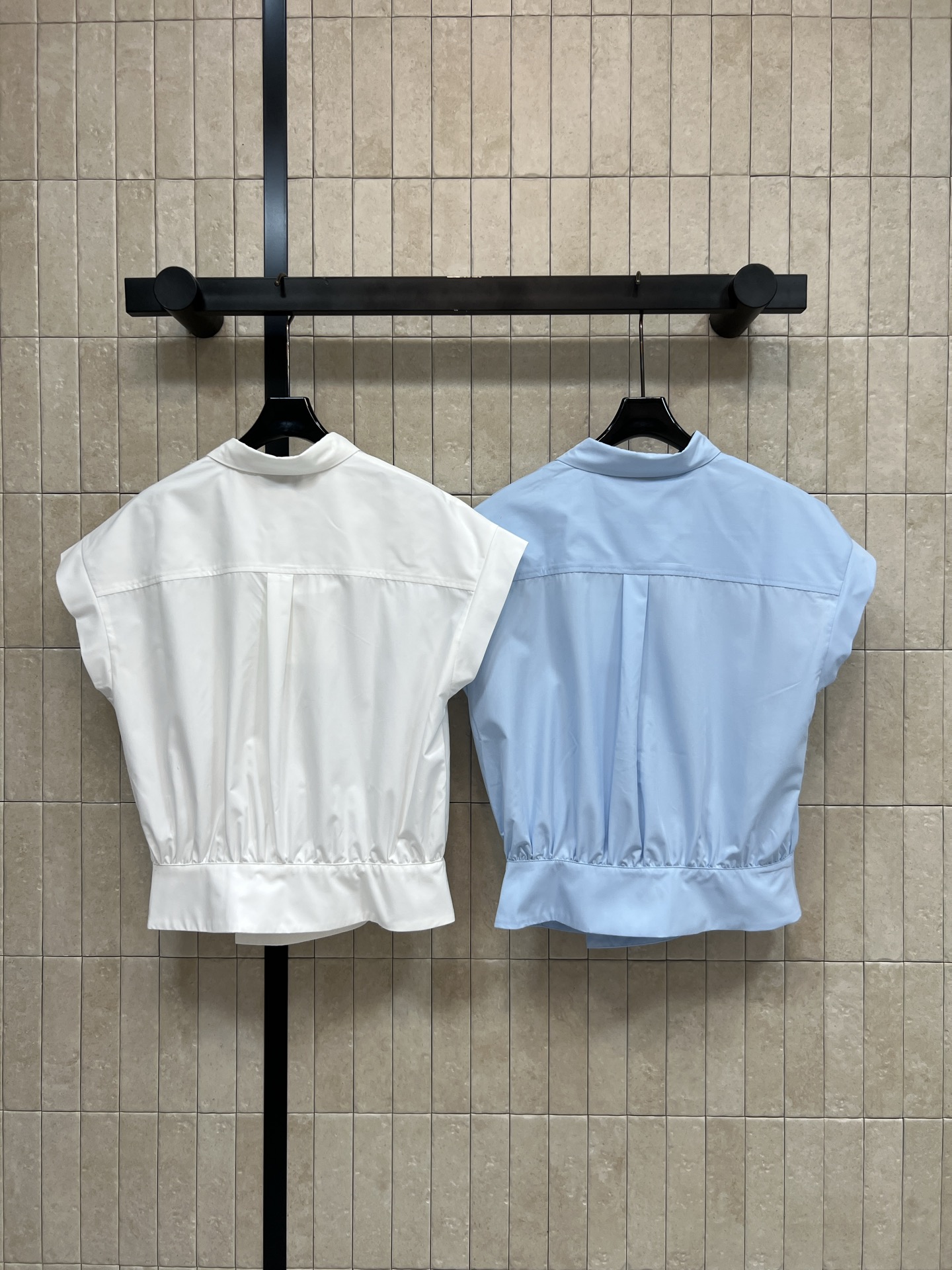 C家 26夏季新款 斜襟无袖衬衫 棉质面料轻盈透气 夏天穿超舒服 斜襟+不规则领口飘带设计 时髦又有辨识