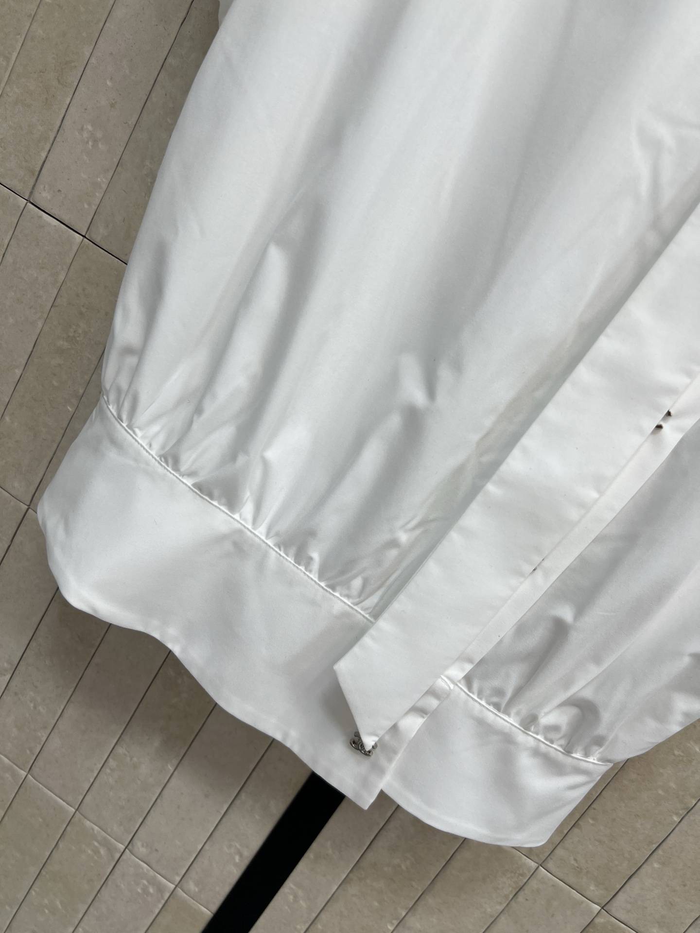 C家 26夏季新款 斜襟无袖衬衫 棉质面料轻盈透气 夏天穿超舒服 斜襟+不规则领口飘带设计 时髦又有辨识