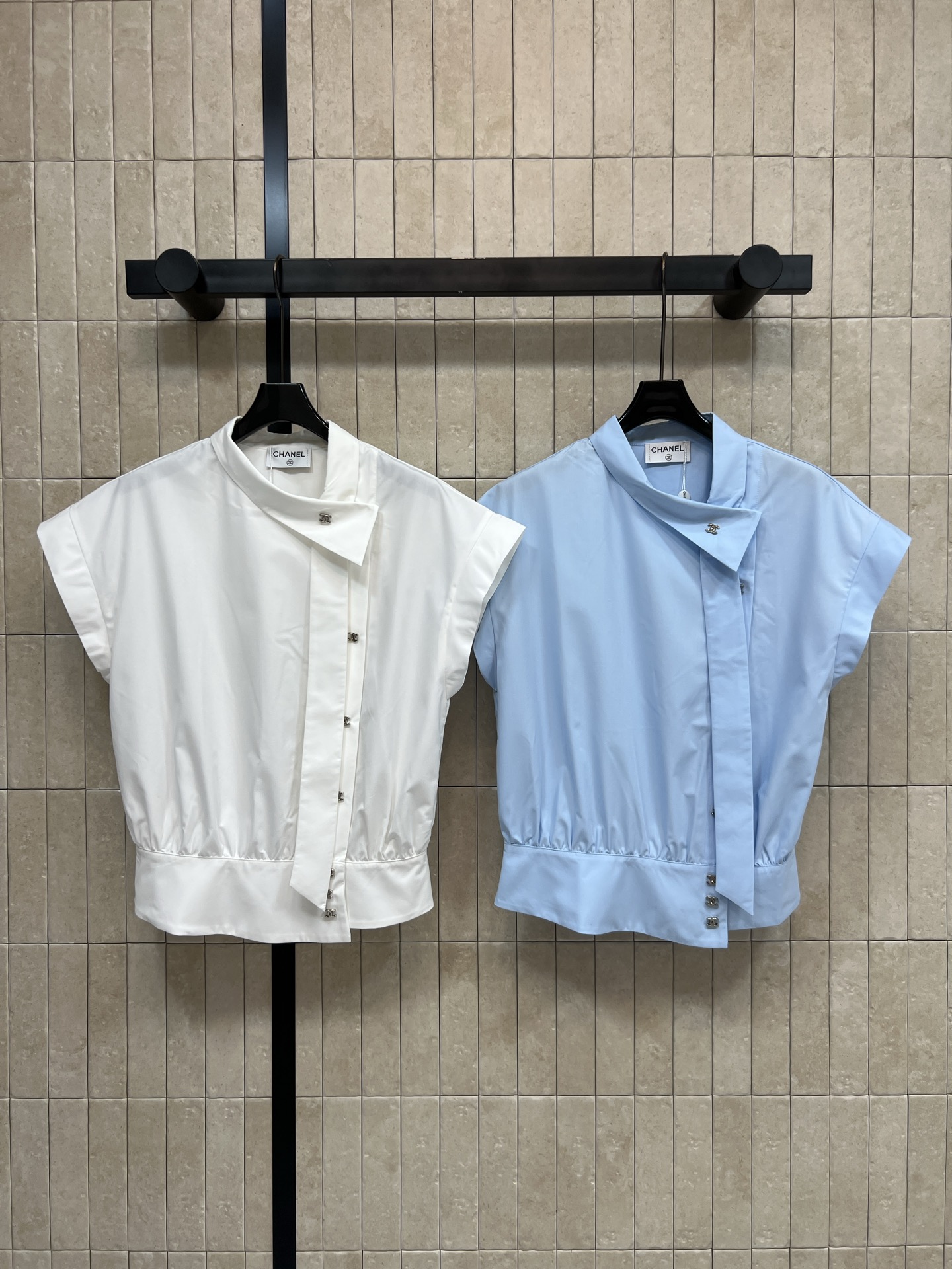 C家 26夏季新款 斜襟无袖衬衫 棉质面料轻盈透气 夏天穿超舒服 斜襟+不规则领口飘带设计 时髦又有辨识