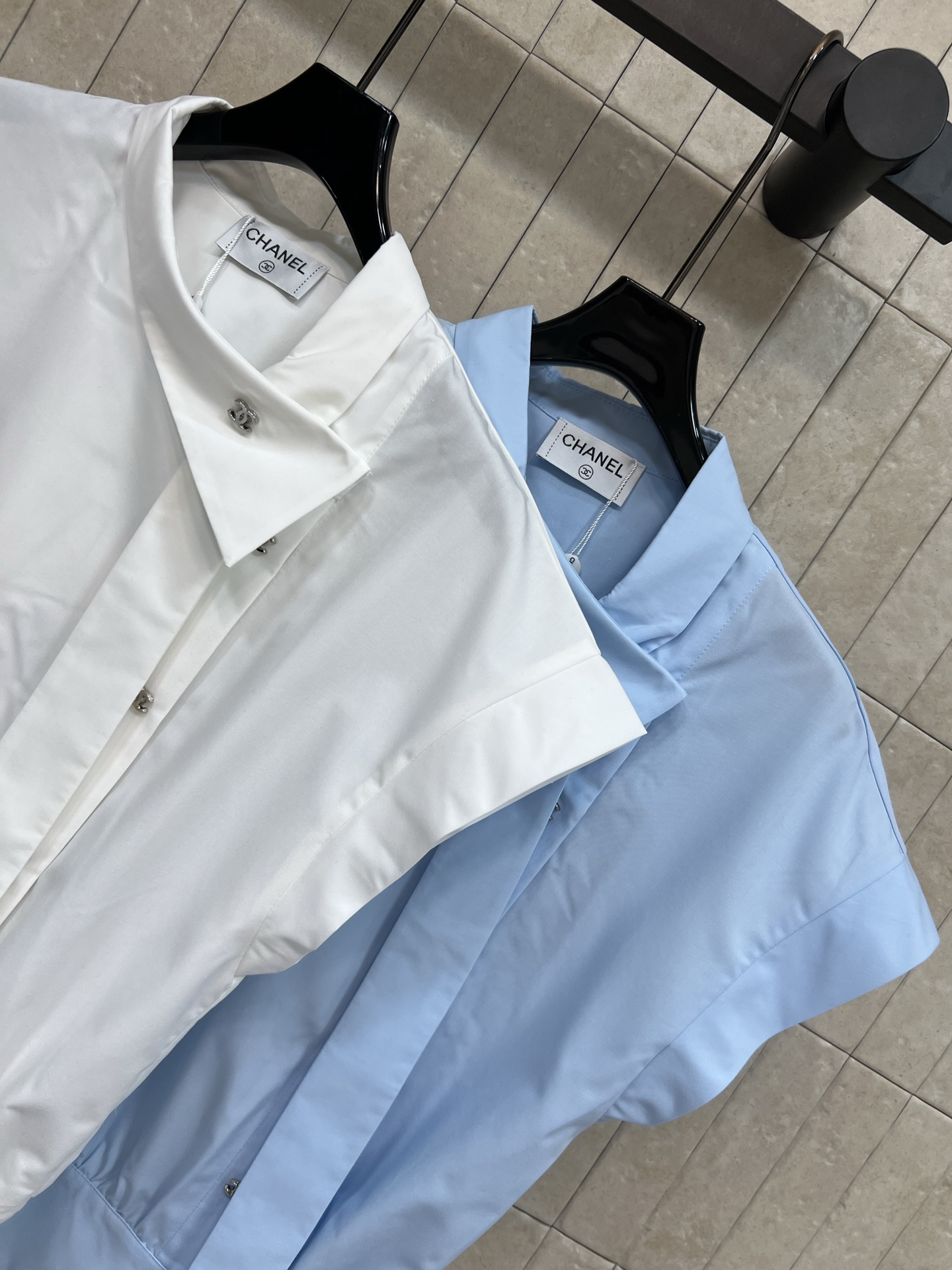 C家 26夏季新款 斜襟无袖衬衫 棉质面料轻盈透气 夏天穿超舒服 斜襟+不规则领口飘带设计 时髦又有辨识