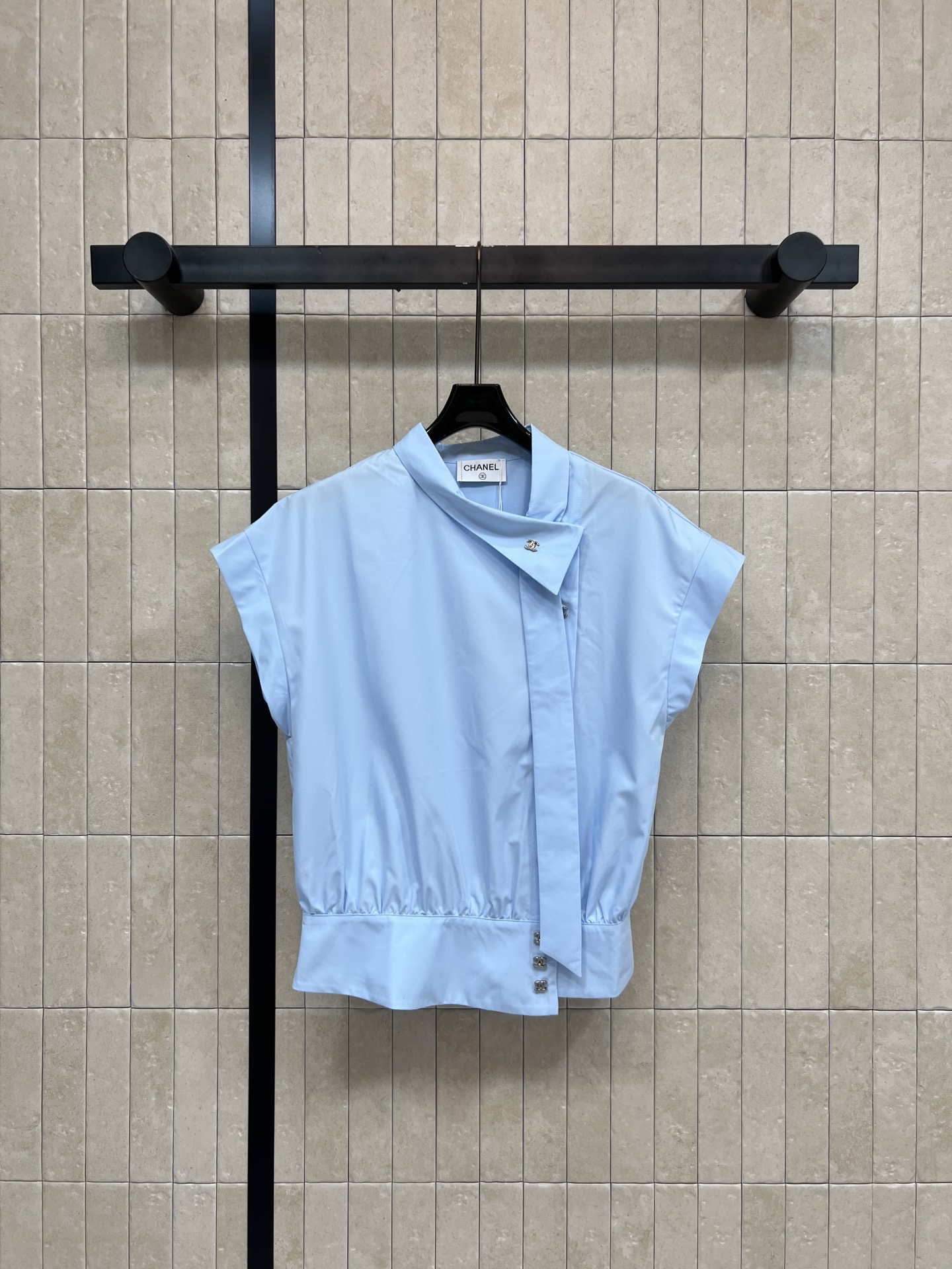 C家 26夏季新款 斜襟无袖衬衫 棉质面料轻盈透气 夏天穿超舒服 斜襟+不规则领口飘带设计 时髦又有辨识