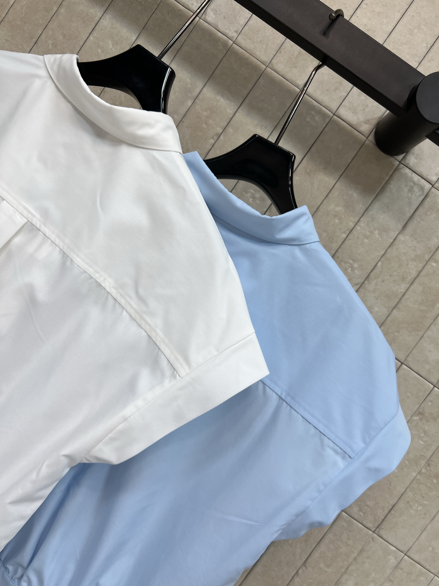 C家 26夏季新款 斜襟无袖衬衫 棉质面料轻盈透气 夏天穿超舒服 斜襟+不规则领口飘带设计 时髦又有辨识