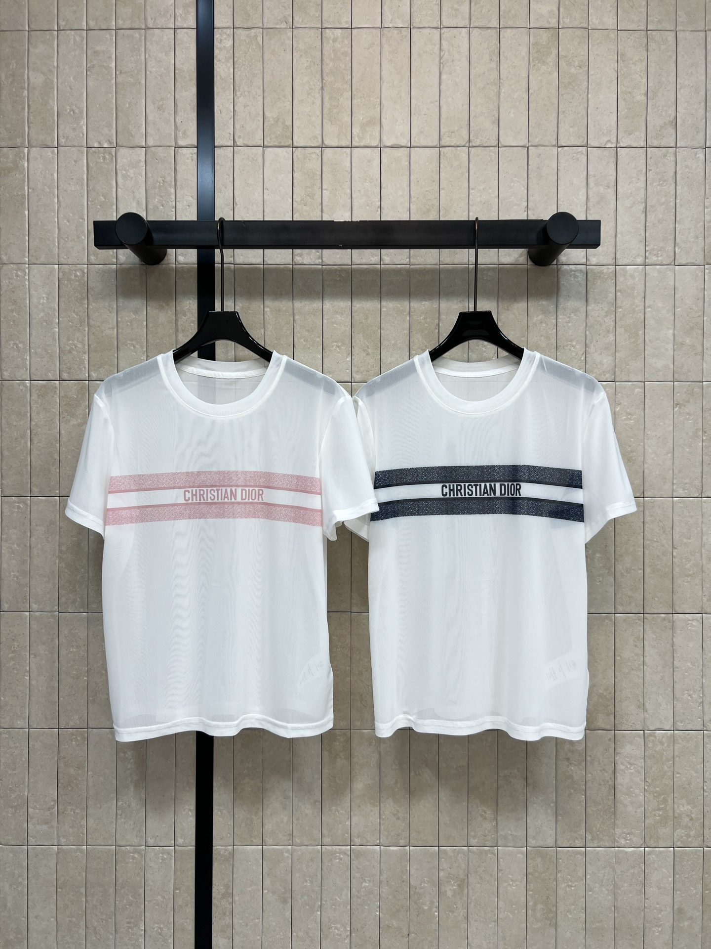 D家 26夏季新款 条纹字母T恤 面料柔软又透气 夏天穿超舒服！胸前logo+撞色条纹 简约又有辨识度 