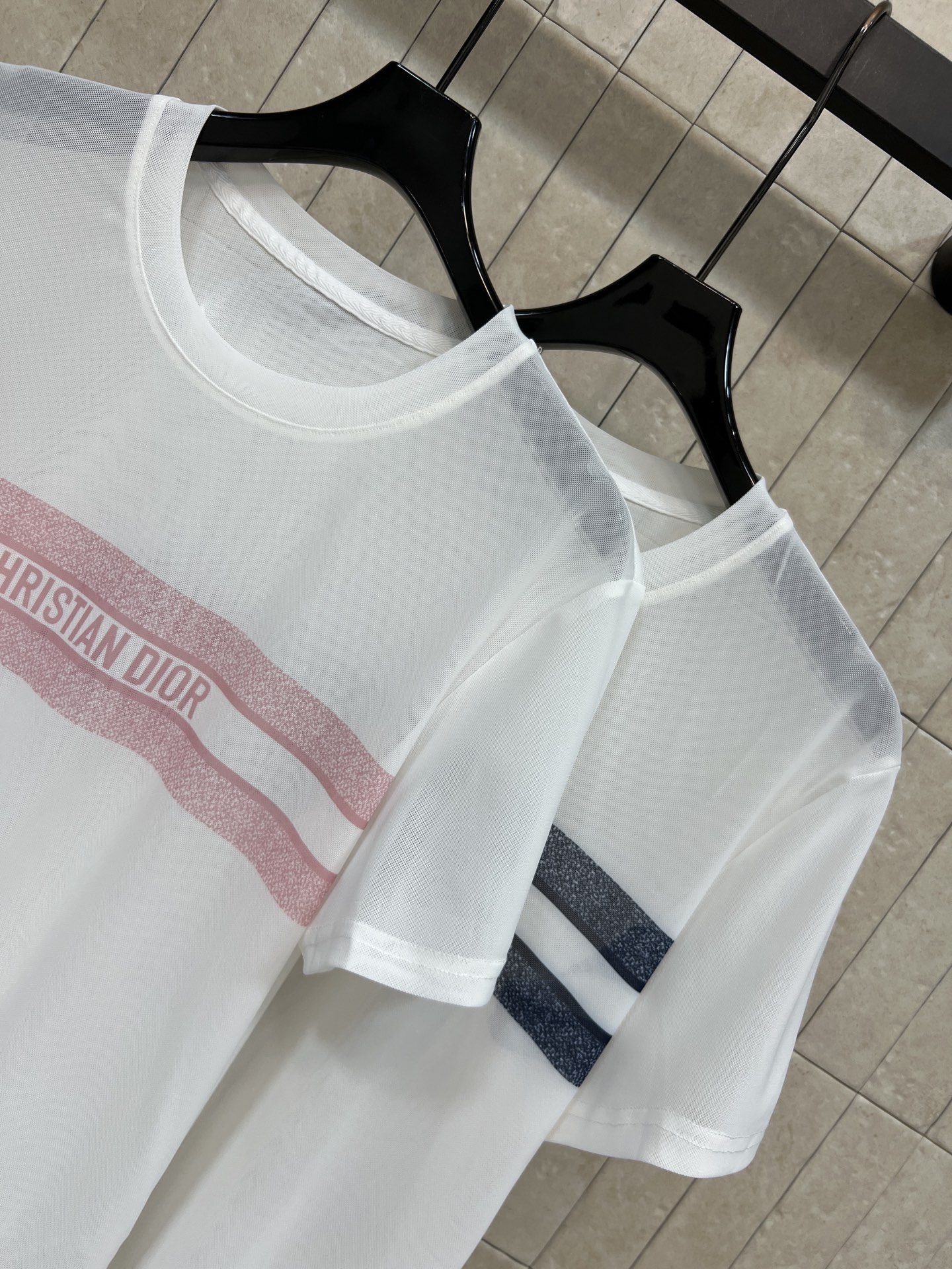D家 26夏季新款 条纹字母T恤 面料柔软又透气 夏天穿超舒服！胸前logo+撞色条纹 简约又有辨识度 