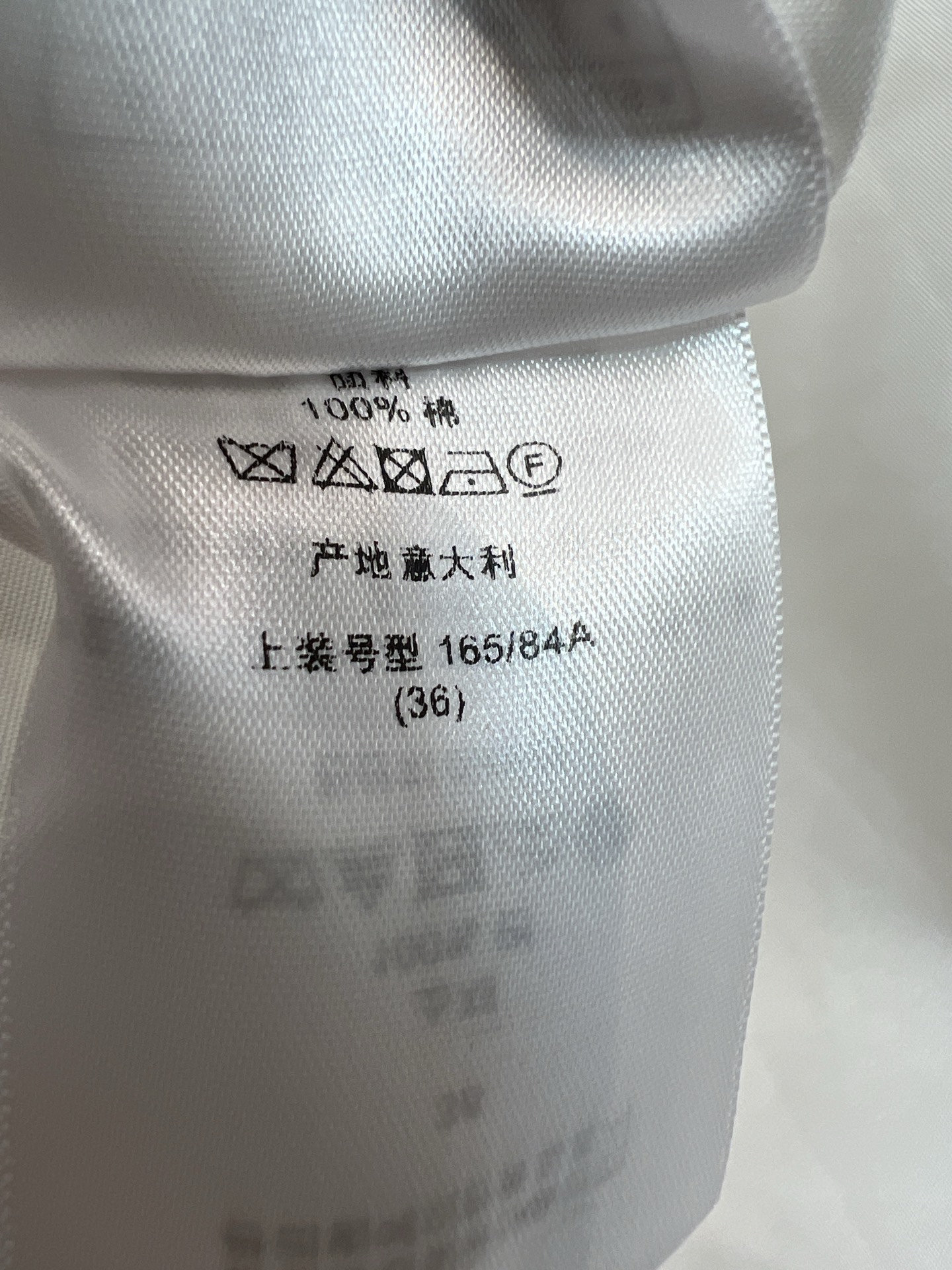 D家 26夏季新款 白色长袖衬衫 轻薄棉质面料 亲肤舒适 黑色花边在领口和小丁扣前襟 简约又时尚 弧形下