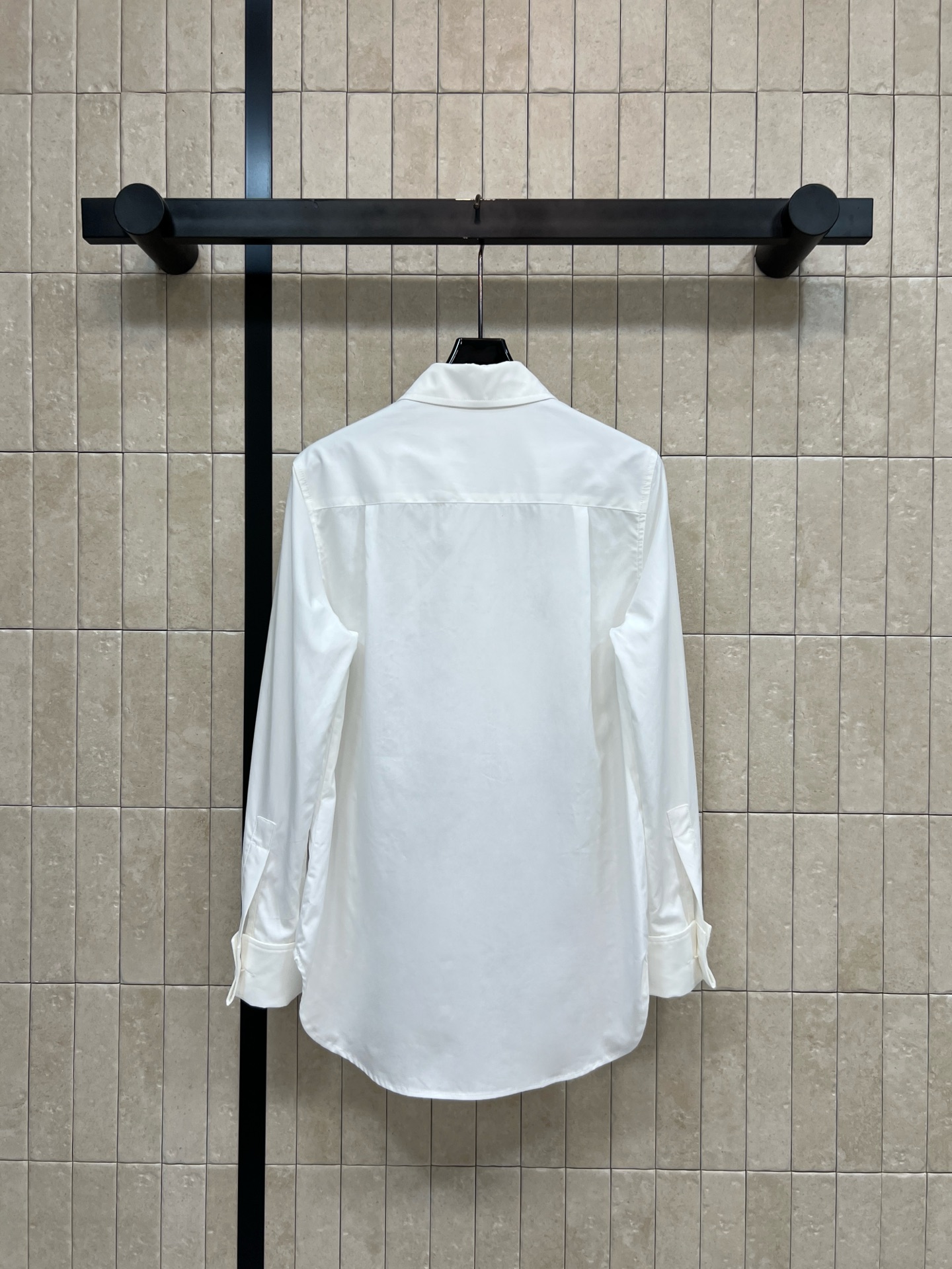 D家 26夏季新款 白色长袖衬衫 轻薄棉质面料 亲肤舒适 黑色花边在领口和小丁扣前襟 简约又时尚 弧形下
