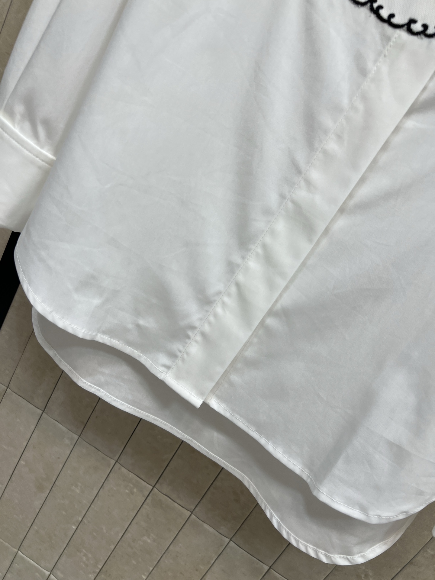 D家 26夏季新款 白色长袖衬衫 轻薄棉质面料 亲肤舒适 黑色花边在领口和小丁扣前襟 简约又时尚 弧形下