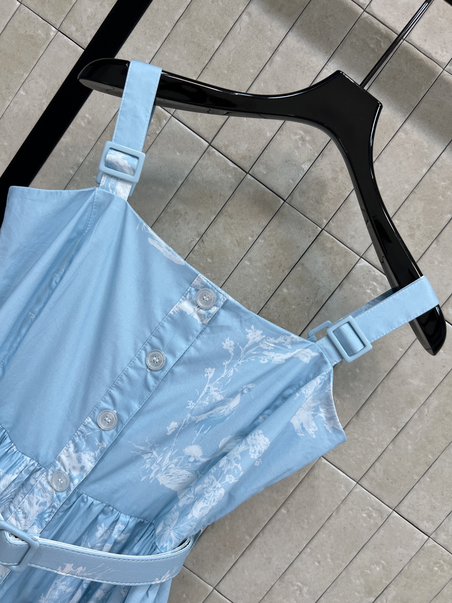 D家 26夏季新款 花卉印花吊带连衣裙 面料轻薄透气 自带内衬不会走光 方领可调肩带 修饰肩颈线条 门襟