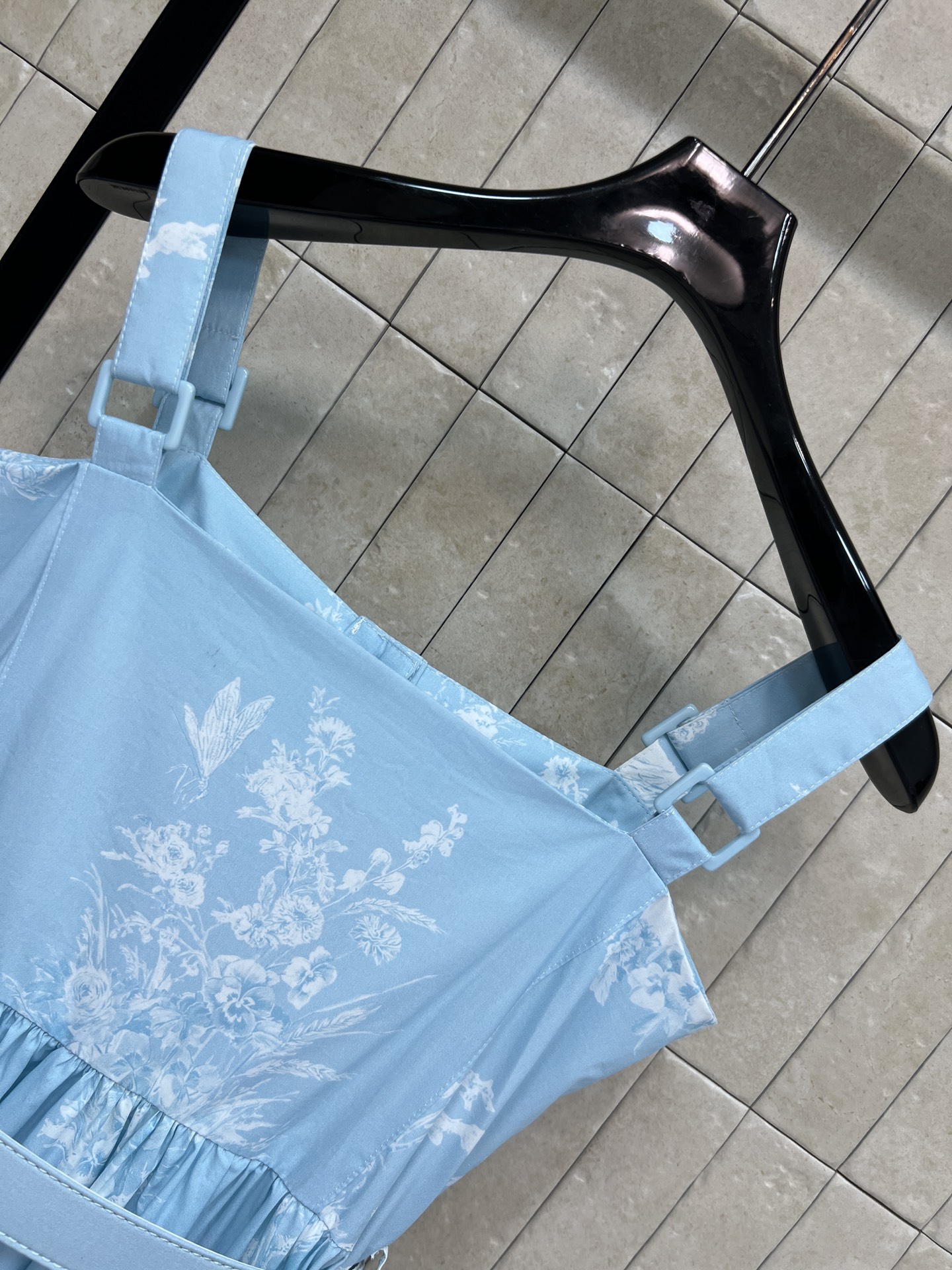D家 26夏季新款 花卉印花吊带连衣裙 面料轻薄透气 自带内衬不会走光 方领可调肩带 修饰肩颈线条 门襟