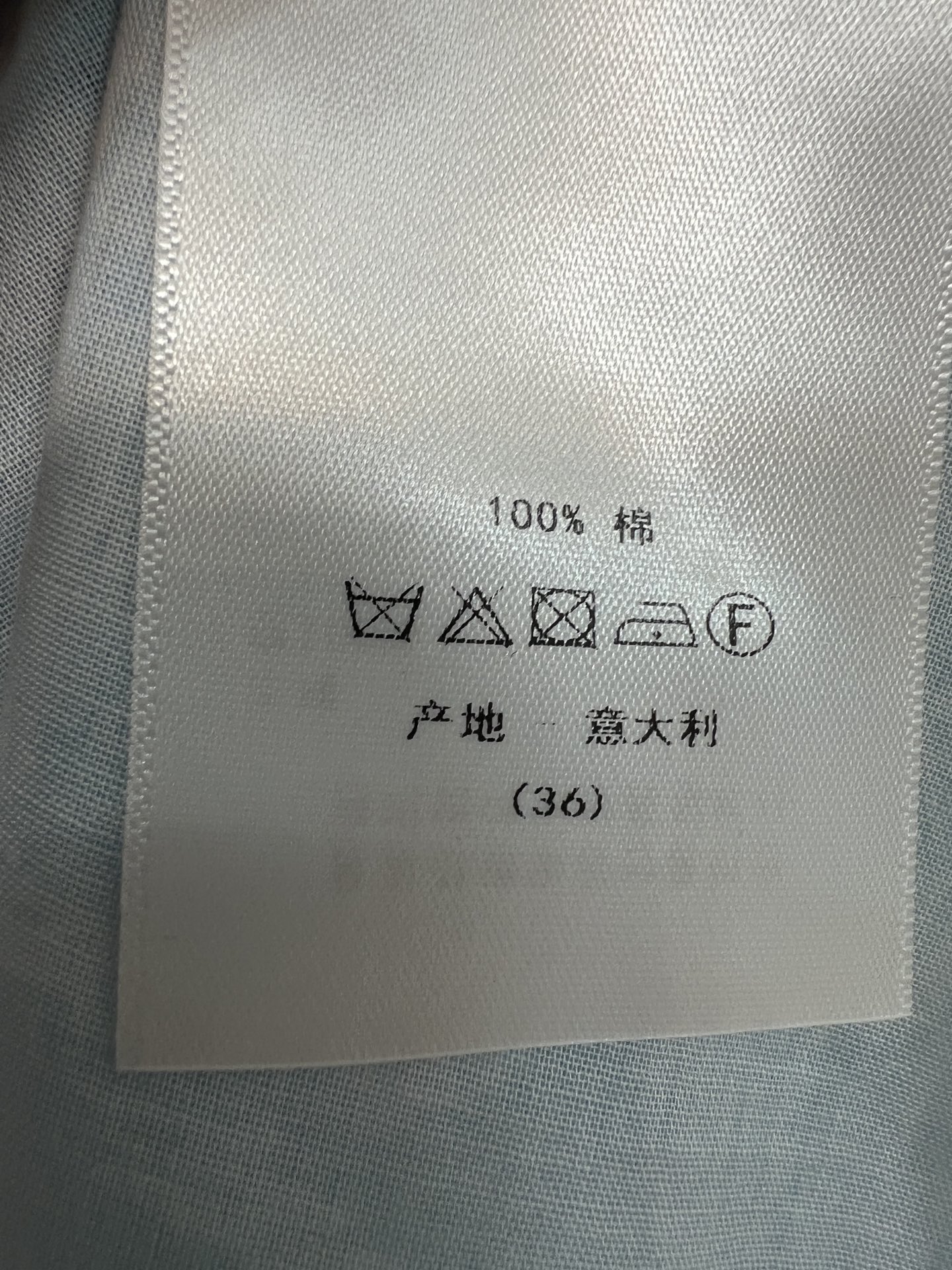 D家 26夏季新款 花卉衬衫连衣裙 衬衫翻领+卷袖设计 简约知性 单排扣随性大气 配同色系腰带 轻松掐出