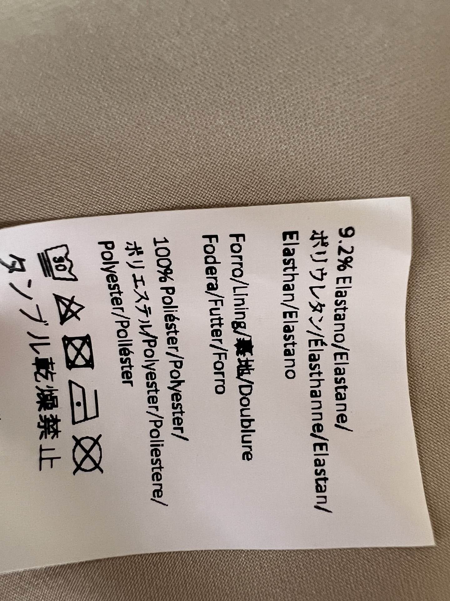 LW家 26夏季新款 卡其色夹克外套 经典小翻领利落 单排同色系纽扣低调耐看 撞色深棕皮质贴点缀 暗藏品