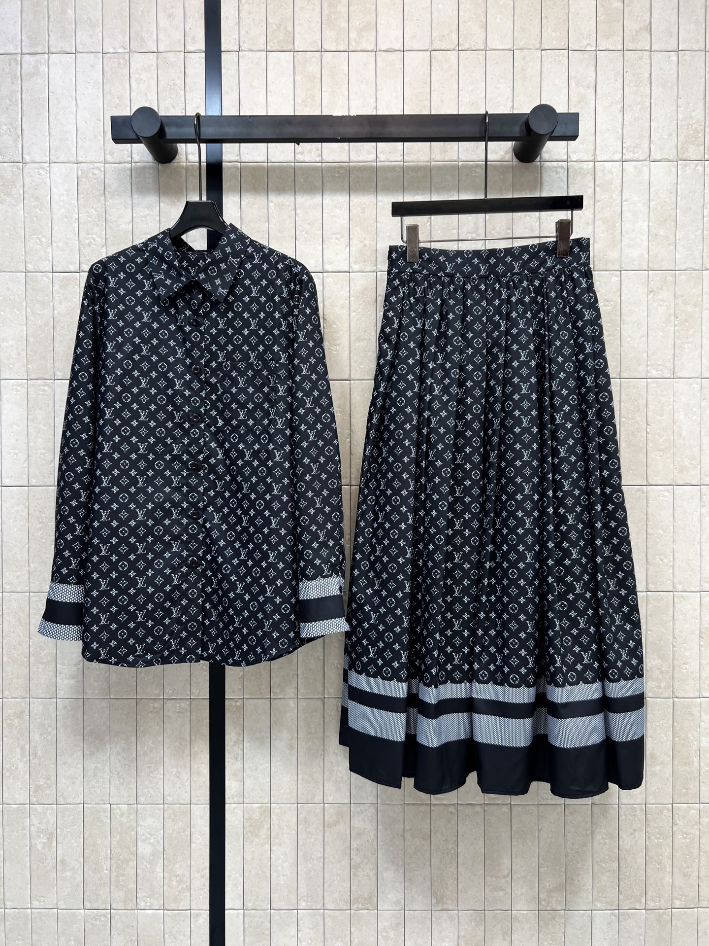 NO:905859,Tops Skirts L Home 26 new summer styles Presbyopia shirt suit Long-sleeved shirt + high-waisted skirt Smooth and smooth satin fabric Breathable and light upper body draping Long-sleeved lapel shirt loose to cover the flesh High-waisted long skirt Elastic waist not flattering The black and white striped contrasting details on the cuffs and skirt are exquisite and eye-catching Suitable for commuting, dating and travel Three sizes in one color Size/S-M-L,,louis  vuitton,skirts,shirts,19860909上衣 半裙L家 26夏季新款 老花衬衫套装 长袖衬衫+高腰半裙 垂顺顺滑缎感面料 透气轻盈上身垂坠 长袖翻领衬衫宽松遮肉 高腰半身长裙 松紧腰不挑身材 袖口跟裙摆黑白条纹撞色细节精致耐看 成套穿通勤 约会 出游都适配 一色三码 Size/S-M-L,,louis vuitton,skirts,shirts,,Women's clothing