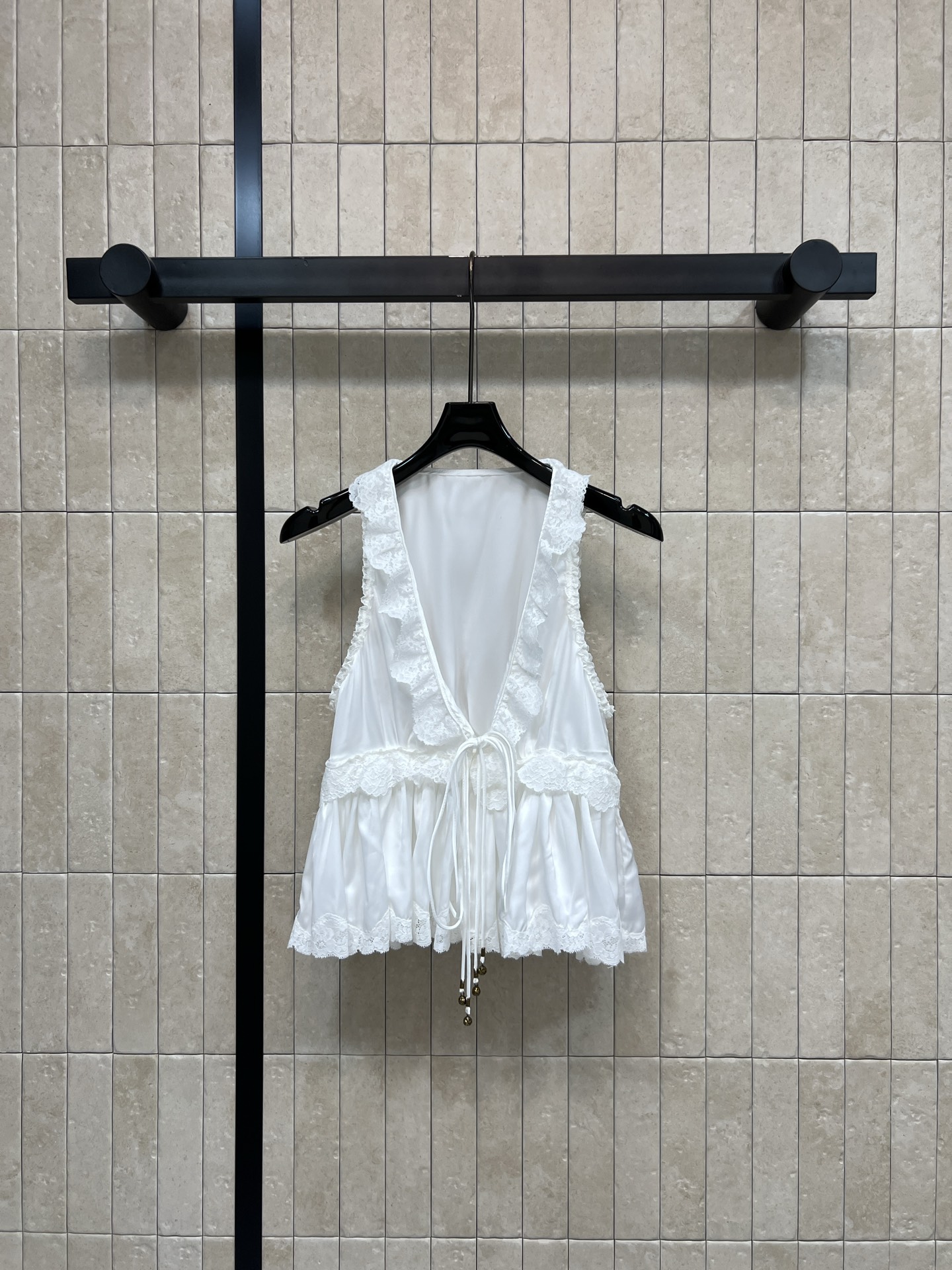 26夏季新款 V领吊带背心 面料触感柔滑 光泽感满满 V领+蕾丝花边设计 法式复古氛围感拉满 荷叶边和系