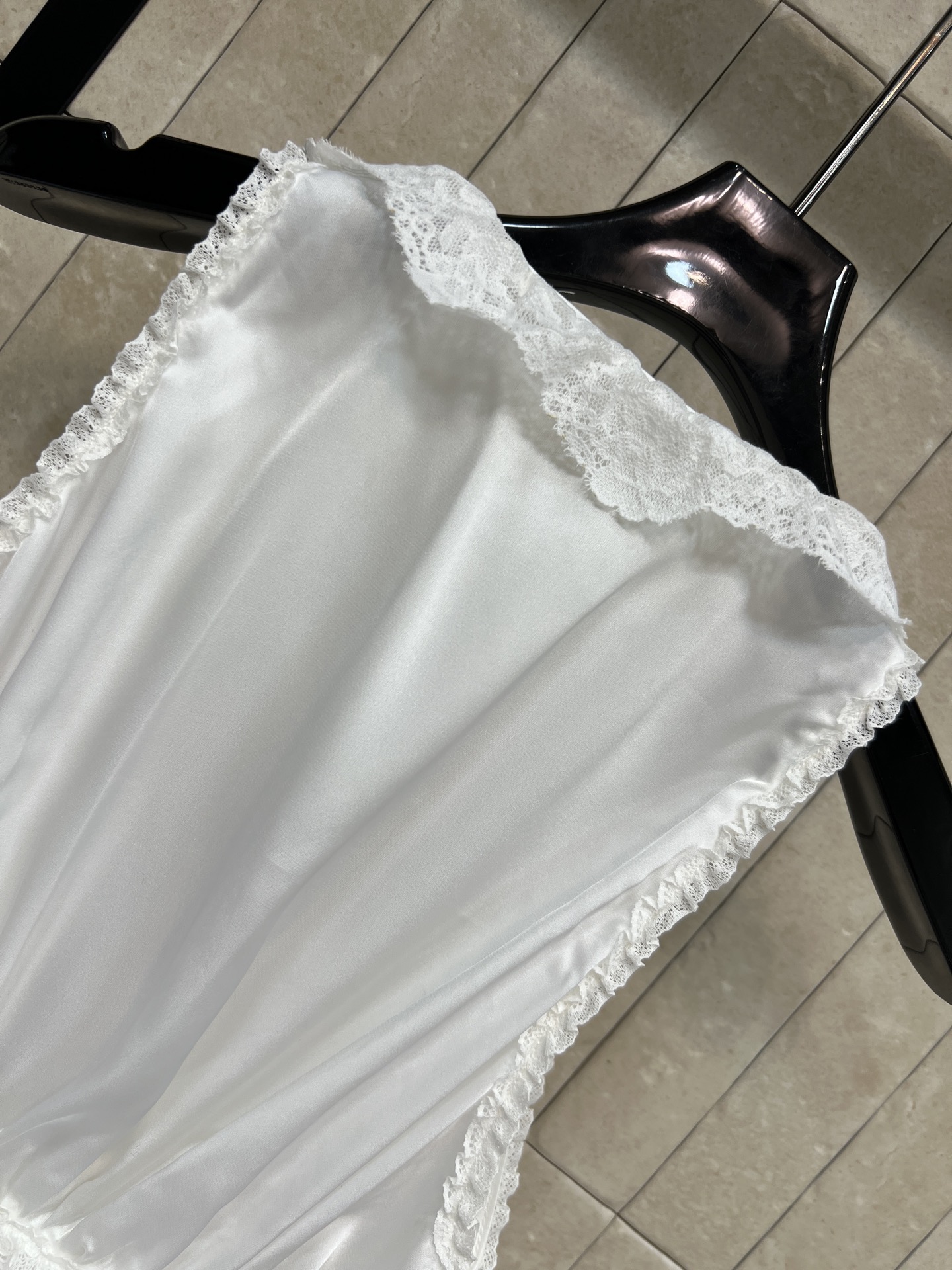 26夏季新款 V领吊带背心 面料触感柔滑 光泽感满满 V领+蕾丝花边设计 法式复古氛围感拉满 荷叶边和系