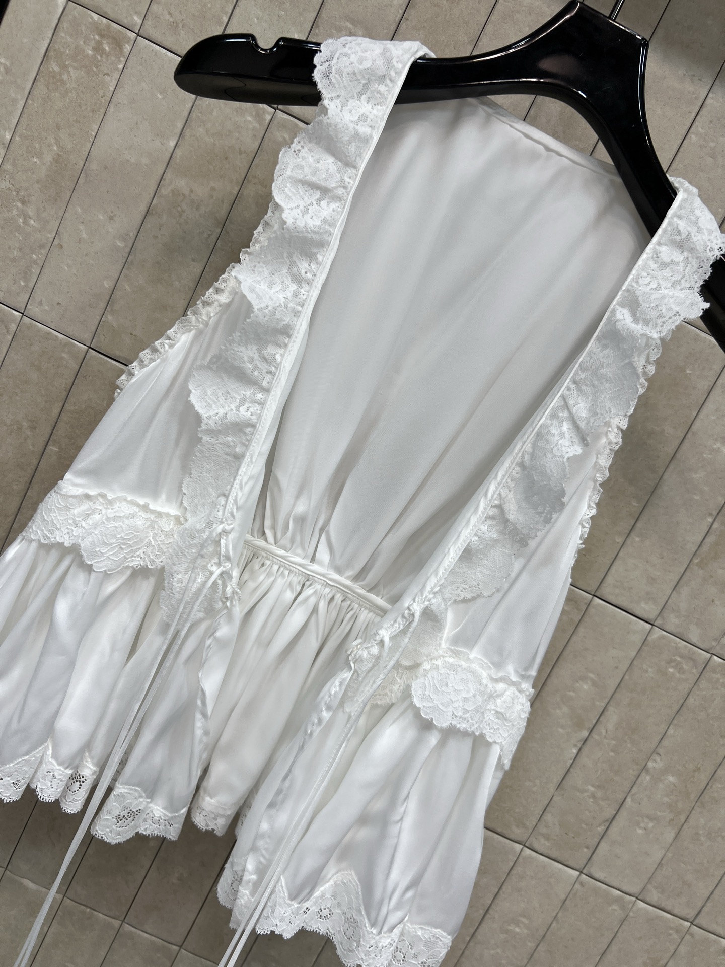 26夏季新款 V领吊带背心 面料触感柔滑 光泽感满满 V领+蕾丝花边设计 法式复古氛围感拉满 荷叶边和系