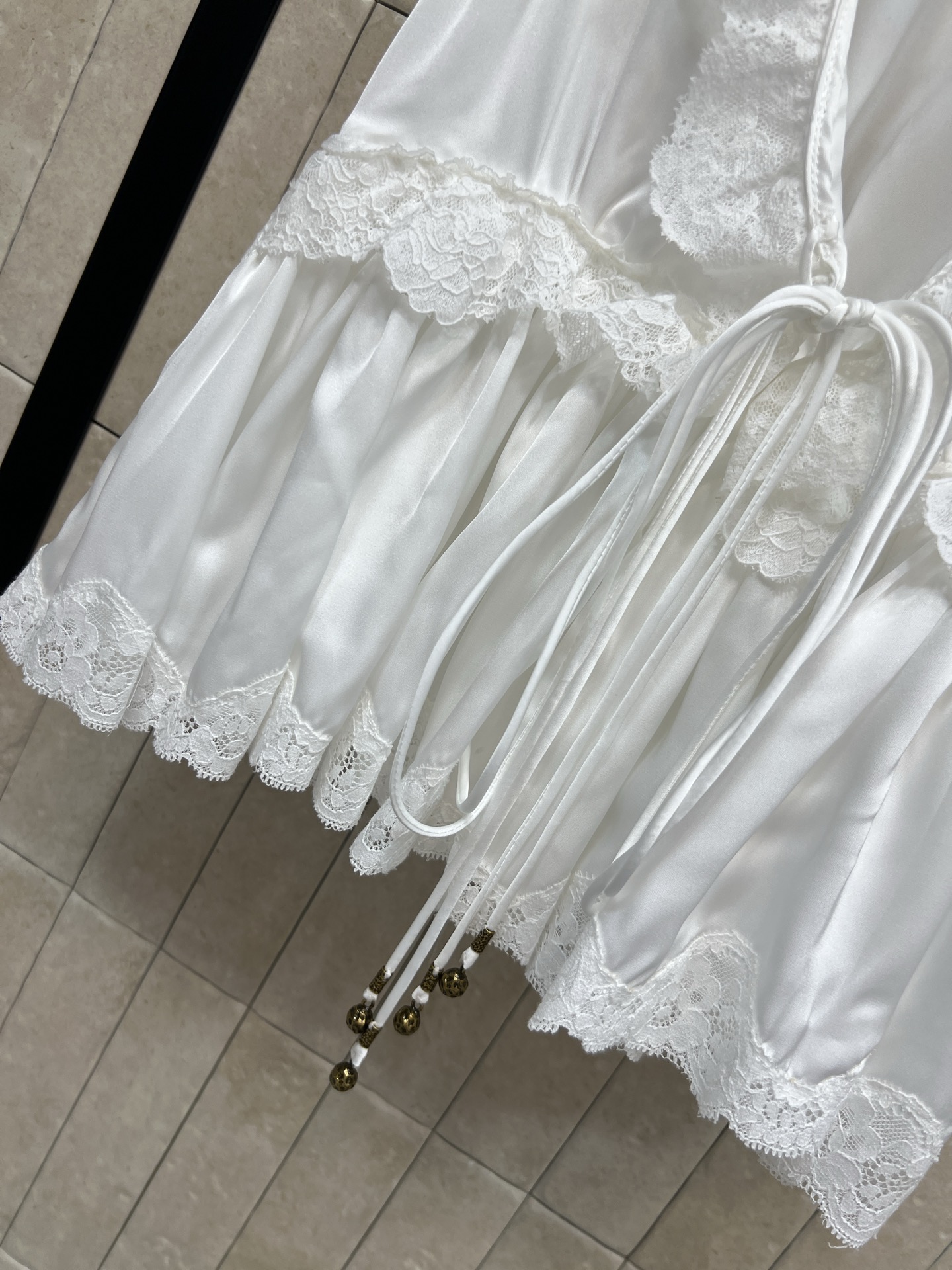 26夏季新款 V领吊带背心 面料触感柔滑 光泽感满满 V领+蕾丝花边设计 法式复古氛围感拉满 荷叶边和系
