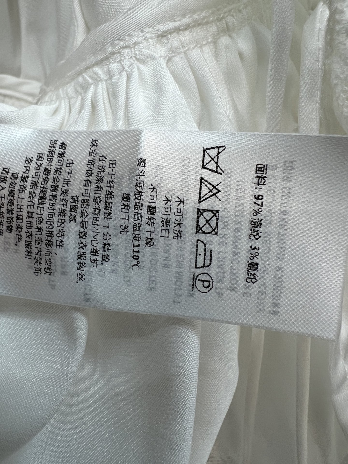 26夏季新款 V领吊带背心 面料触感柔滑 光泽感满满 V领+蕾丝花边设计 法式复古氛围感拉满 荷叶边和系