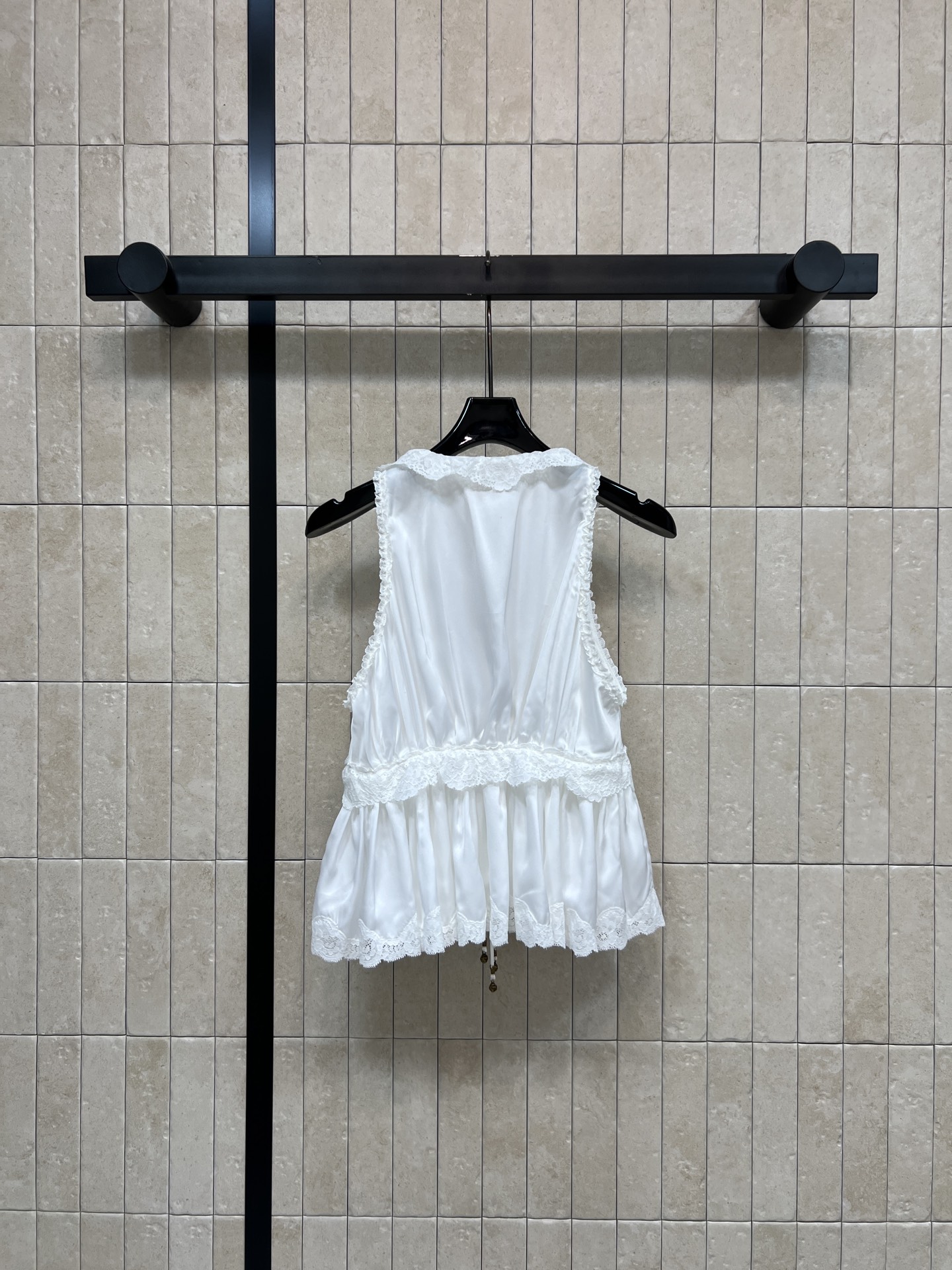 26夏季新款 V领吊带背心 面料触感柔滑 光泽感满满 V领+蕾丝花边设计 法式复古氛围感拉满 荷叶边和系