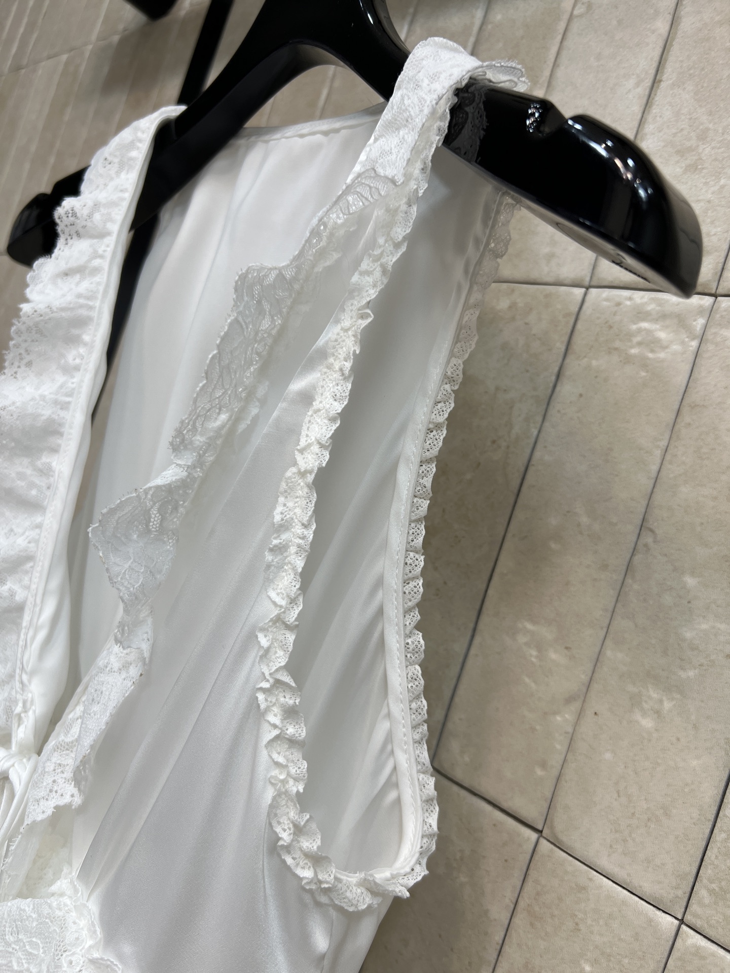 26夏季新款 V领吊带背心 面料触感柔滑 光泽感满满 V领+蕾丝花边设计 法式复古氛围感拉满 荷叶边和系