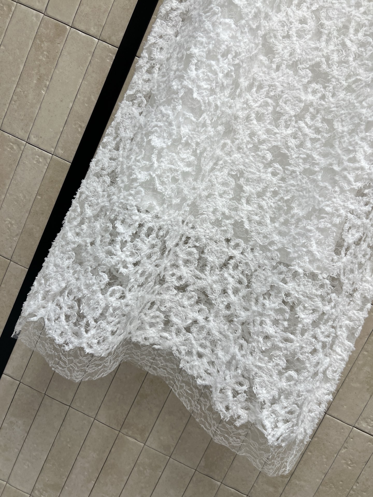 C家 26夏季新款 白色背心连衣裙 采用立体钩花蕾丝 肌理感满满  内里白色背心不透光 简约大方又带点法
