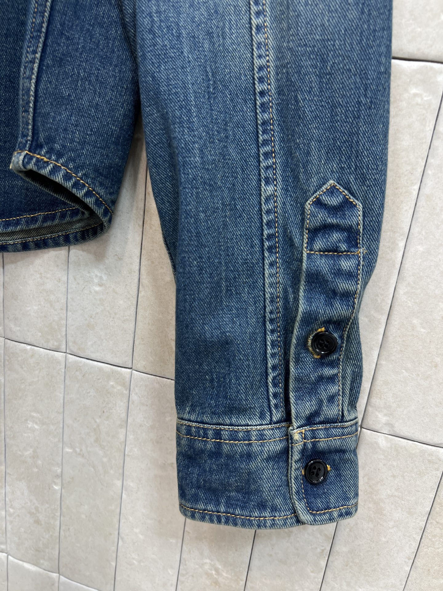 Slp🌹家 26夏季新款 丹宁色牛仔衬衫外套 采用水洗牛仔棉面料 翻领+单排扣设计 宽松版型 胸前品牌刺