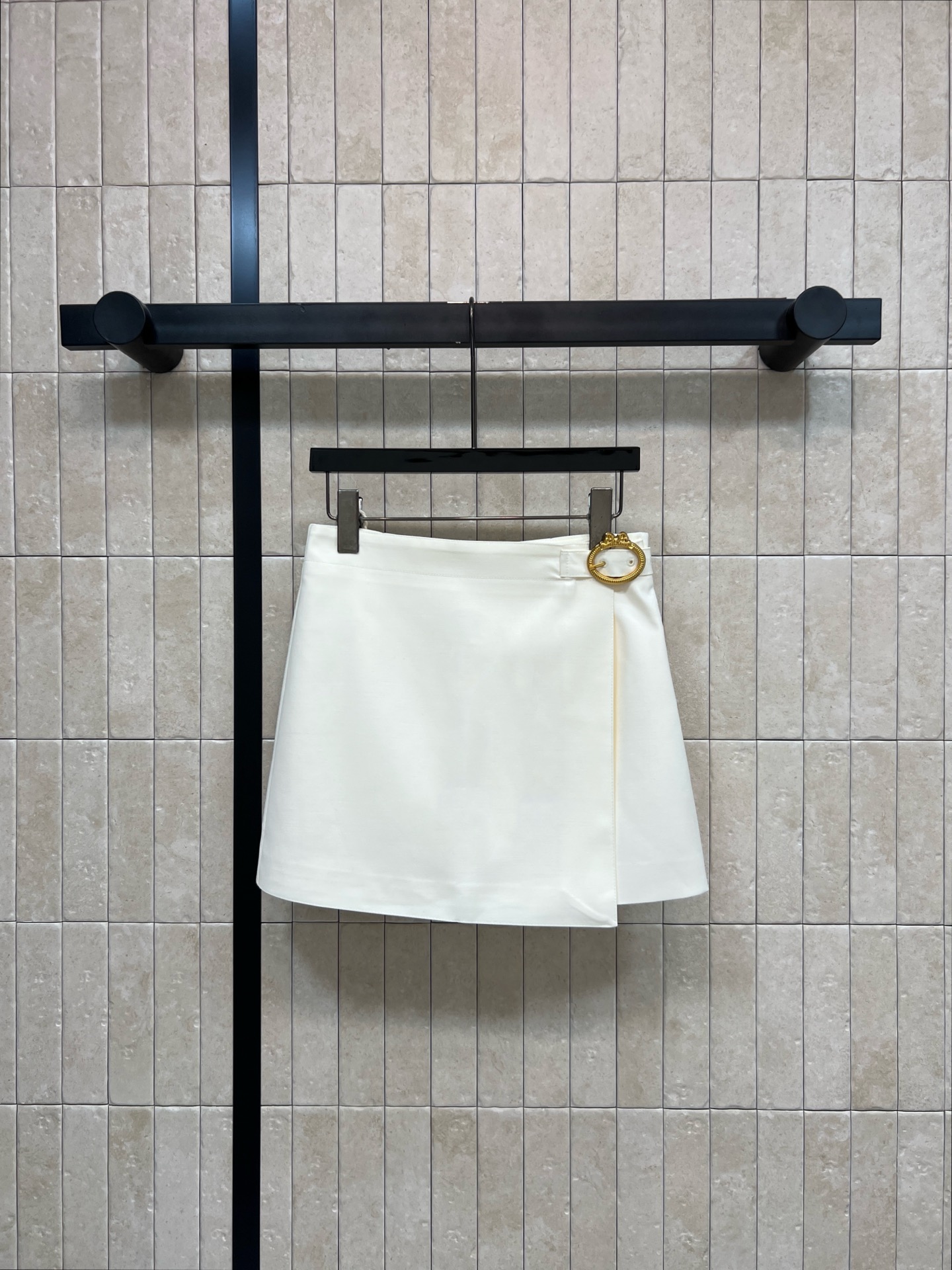 NO:908047,D's 26 new summer style milk white high-waisted culottes, high-waisted design + golden ring buckle, simple and highly recognizable, the fabric is crisp and stylish, the high-waisted modifies the crotch line, makes you look slimmer and taller, the shorts design at the back, the A-line version is versatile, can be easily used for commuting, dating, and daily life. It looks great with knitted sweaters, shirts or suit jackets. Four sizes in one color, Size/S-M-L-XL,, dior, skirts, shorts, jackets  & coats,shirts,business suit,19860909D家 26夏季新款 奶白色高腰裤裙 高腰设计+金色圆环扣 简约又超有辨识度 面料挺括有型 高腰修饰胯部线条 显瘦又显高 后面是短裤设计 A字版型百搭 通勤 约会 日常都能轻松驾驭 搭配针织衫 衬衫或西装外套都很出彩 一色四码Size/S-M-L-XL,,dior,skirts,shorts,jackets & coats,shirts,business suit,,Women's clothing