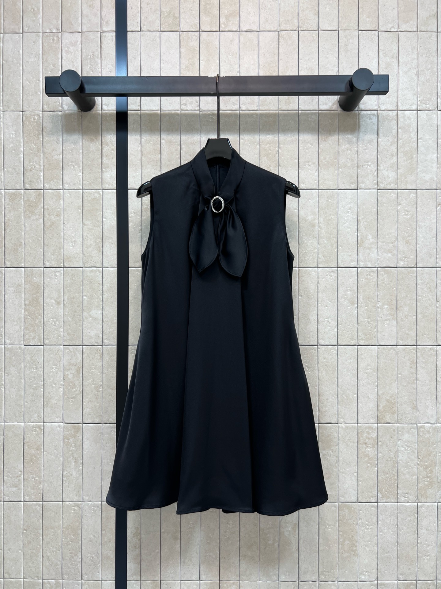 NO:908037,D Home 26 new summer style black sleeveless dress with bow tie on the neck and metal rings, elegant and neat, smooth drape fabric with low-key luster, light and generous upper body, loose A-line version, bow embellishment on the neckline, concealing body fat and slimming regardless of body shape, suitable for daily commuting and dating, simple and timeless, four sizes in one color, Size/S-M-L-XL,, dior, skirts,19860909D家 26夏季新款 黑色无袖连衣裙 领口蝴蝶结搭配金属圆环 优雅利落 顺滑垂坠面料 自带低调光泽感 上身轻盈大方 宽松A字版型 领口蝴蝶结点缀 不挑身形藏肉显瘦 日常 通勤 约会都合适 简约永不过时 一色四码Size/S-M-L-XL,,dior,skirts,,Women's clothing