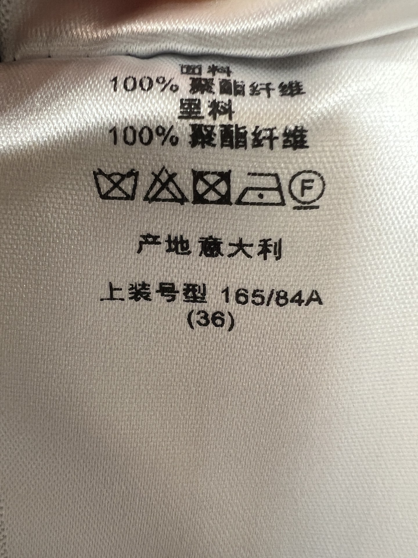 D家 26夏季新款 黑色无袖连衣裙 领口蝴蝶结搭配金属圆环 优雅利落 顺滑垂坠面料 自带低调光泽感 上身