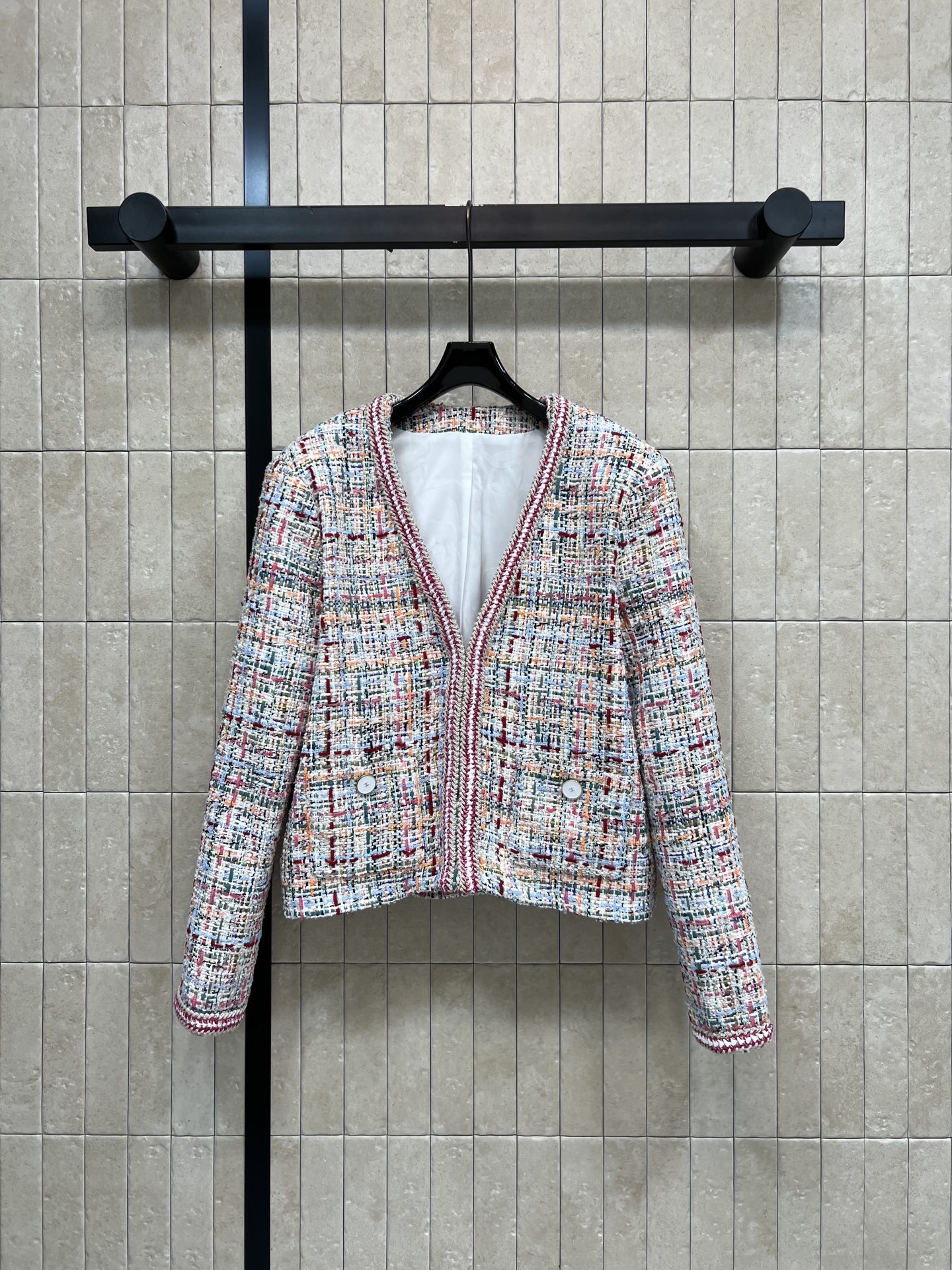 NO:908058,C Home 26 new summer style colorful tweed jacket, mixed color tweed fabric, colorful interlaced threads, woven V-neck design, gentle and elegant, short version, high waistline to optimize the proportion, symmetrical pockets at the hem, practical and beautiful, perfect for daily matching with skirts and jeans, gentle and full of temperament, three sizes in one color, Size/S-M-L,,chanel,skirts,jeans,jackets & coats,19860909C家 26夏季新款 彩色粗花呢外套 致混色粗花呢面料 缤纷彩线交织 包边编织V领设计 温柔显气质利落短款版型 拉高腰线优化比例 下摆对称口袋 实用美观 日常搭配半裙 牛仔裤都很出彩 温柔气质拉满 一色三码Size/S-M-L,,chanel,skirts,jeans,jackets & coats,,Women's clothing