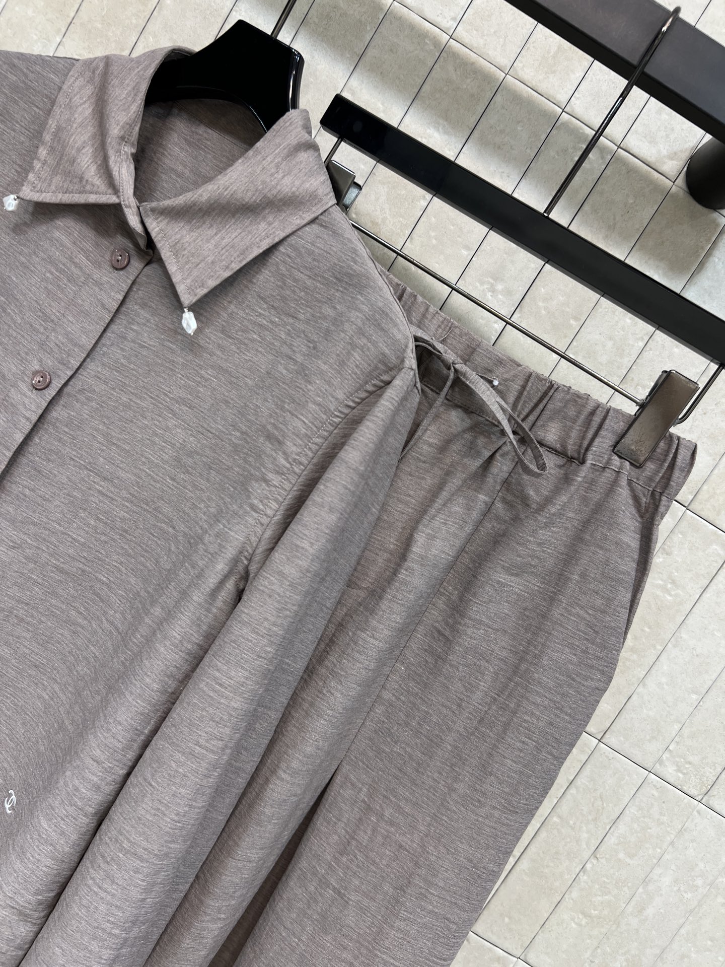 C家 26夏季新款 纯色衬衫套装 翻领衬衫+抽绳长裤 采用丝绸混纺面料 自带肌理感 透气清爽 慵懒随性 