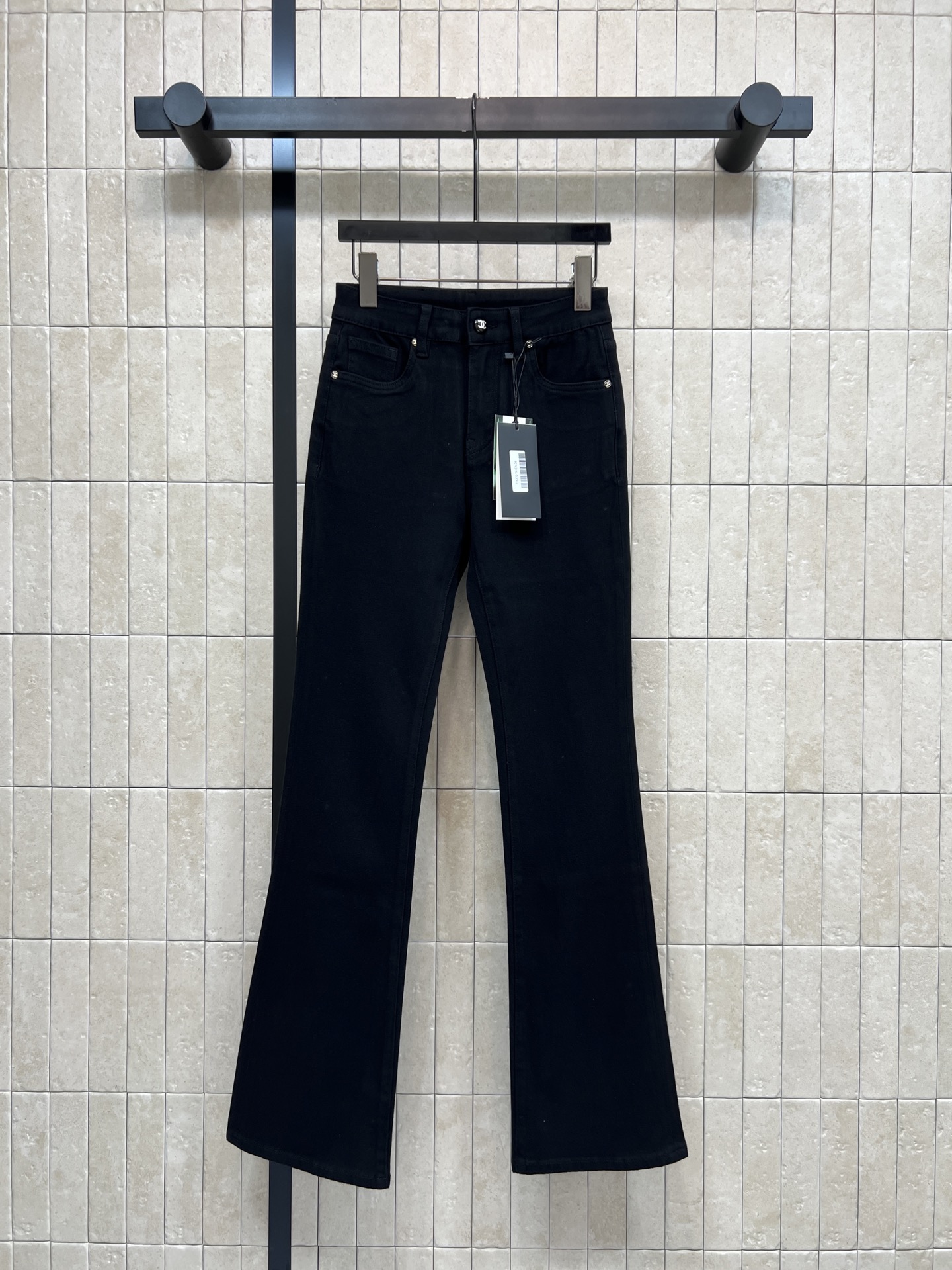 NO:908032,C Home 26 new summer style black high-waisted bootcut jeans. The high-waist design firmly holds the waist and abdomen. The pants shape is smooth and modifies the leg shape. The washed denim cotton fabric is soft and elastic. The upper body is comfortable and unrestricted. The double C embroidery on the back pocket is full of details. It is neat to match with a suit or a knitted top. Suitable for daily commuting. Five sizes in one color Size/26-27-28-29-30,,chanel,jeans,business suit,19860909C家 26夏季新款 黑色高腰微喇牛仔裤 高腰设计稳稳收住腰腹 裤型流畅修饰腿型 水洗牛仔棉面料柔软带有弹力 上身舒适无束缚 后口袋双C刺绣点缀 细节感满满 搭配西装 针织上衣都很利落 日常通勤穿搭都合适 一色五码Size/26-27-28-29-30,,chanel,jeans,business suit,,Women's clothing