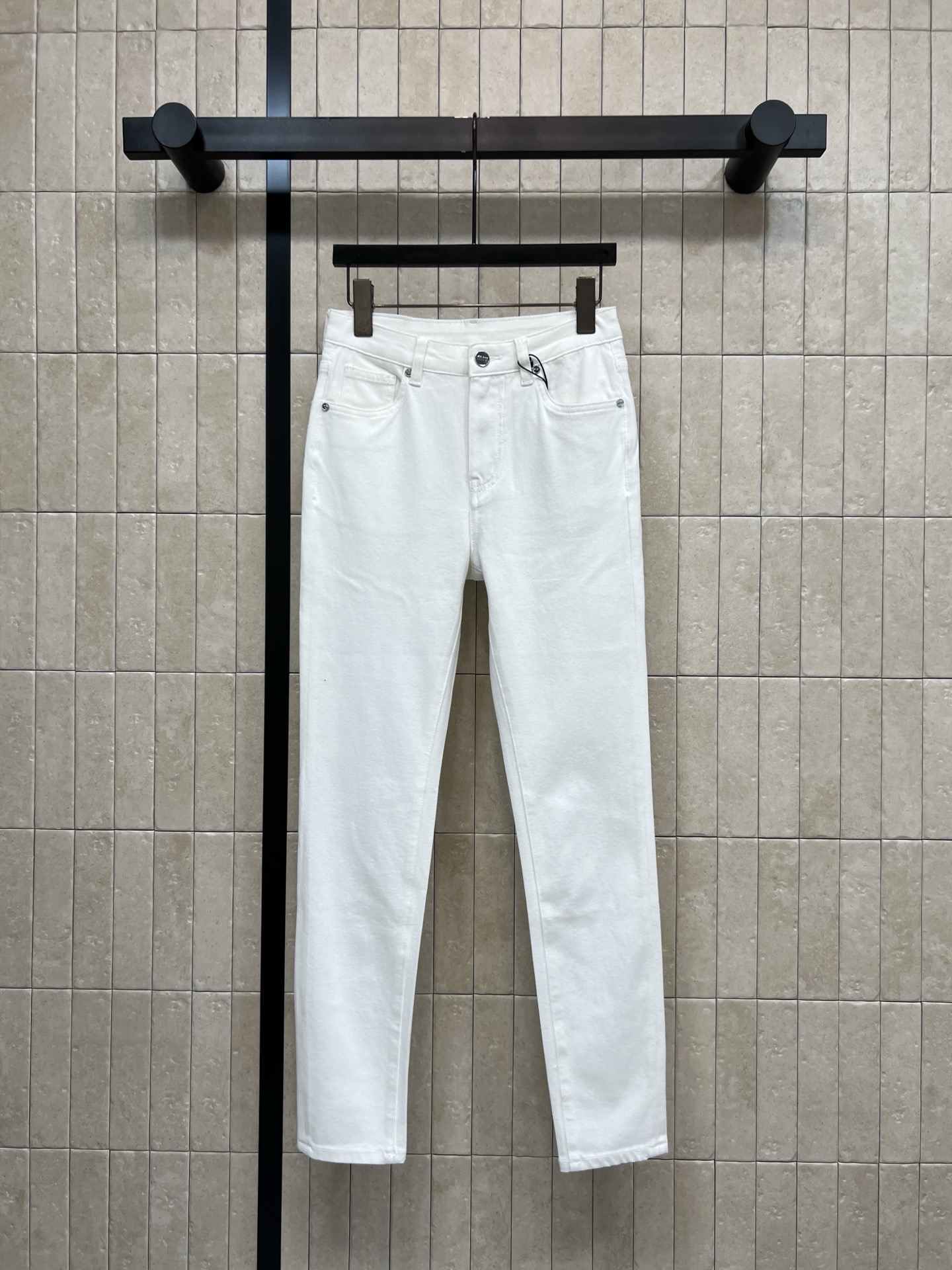 NO:908027,MIU's 26 new summer style white high-waisted jeans are made of denim cotton fabric. The material is soft and tight with moderate elasticity. The upper body is comfortable and not tight. The high-waisted version lifts the waistline. The classic five-pocket version is simple and elegant. The leather logo embellishment on the back waist is very refreshing. It is very refreshing to match with shirts, sweaters and small suits. Gentle and clean. Easy to wear for daily commuting. Five sizes in one color Size/26-27-28-29-30,,miumiu,jeans,shirts,business  suit,19860909MIU家 26夏季新款 白色高腰牛仔裤 采用牛仔棉面料 料柔软紧实 弹力适中 上身舒适不紧绷 高腰版型提拉腰线 经典五袋版型简约大气 后腰logo皮牌点缀 搭配衬衫 针织衫 小西装都十分清爽 温柔干净 通勤日常都好穿 一色五码Size/26-27-28-29-30,,miumiu,jeans,shirts,business suit,,Women's clothing