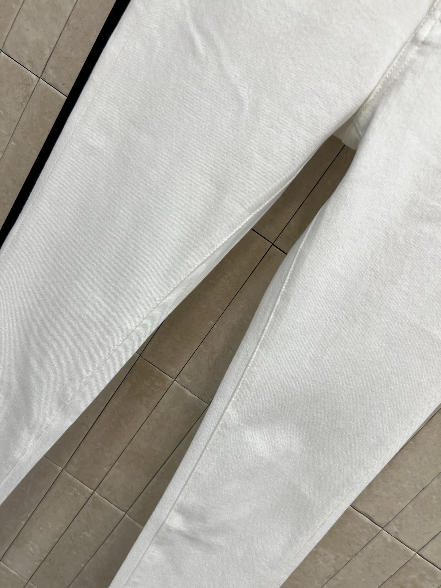 MIU家 26夏季新款 白色高腰牛仔裤 采用牛仔棉面料 料柔软紧实 弹力适中 上身舒适不紧绷 高腰版型提