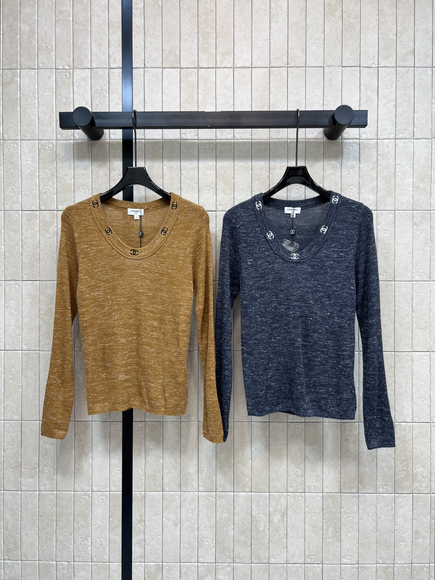 NO:908018,C Home 26 new summer style U-neck knitted long sleeves Knitted with cotton blended fabric The neckline is surrounded by exquisite embroidered logos The texture of the vertical pit strips is full of elasticity The slim fit fits the body shape and outlines the beautiful shoulder and neck lines The color is calm and advanced, simple and durable when worn alone, suitable for breaking shorts and jeans, suitable for daily wear and commuting. Two colors and three sizes Size/S-M-L,,chanel,shorts,jeans,19860909C家 26夏季新款 U领针织长袖 采用棉质混纺面料针织 领口环绕精致刺绣标识 竖坑条肌理弹力十足 修身版型贴合身形 勾勒优美肩颈线条 颜色沉稳高级 单穿简约耐看 打破短裤 牛仔裤都十分适配 日常穿搭 通勤都很合适 两色三码Size/S-M-L,,chanel,shorts,jeans,,Women's clothing