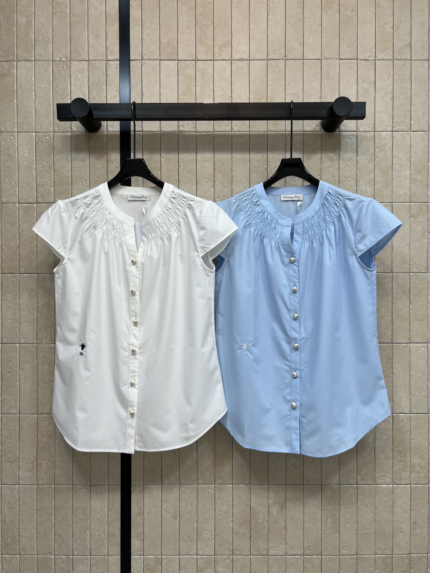 NO:908008,D Home 26 new summer style round neck short-sleeved shirt. Cotton fabric drapes smoothly. Breathable and refreshing without stuffiness. Exquisite shirring design on the neck. Pearl texture buttons are exquisite and durable. Small embroidery embellishments on the sides. Loose and neat shape. Covers the flesh and makes you look slim. The color is soft and fresh. Versatile for daily commuting. Looks decent and generous with trousers and skirts. Two colors and three sizes, Size/S-M-L,, dior, skirts, shirts, T-shirt,19860909D家 26夏季新款 圆领短袖衬衫 棉质面料顺滑垂坠 透气清爽不闷汗 领口精致抽褶设计 珍珠质感纽扣精致耐看 侧边小巧刺绣点缀细节 版型宽松利落 遮肉显瘦 颜色温柔清新 通勤日常百搭 搭配西裤半身裙都得体大方 两色三码Size/S-M-L,,dior,skirts,shirts,T-shirt,,Women's clothing