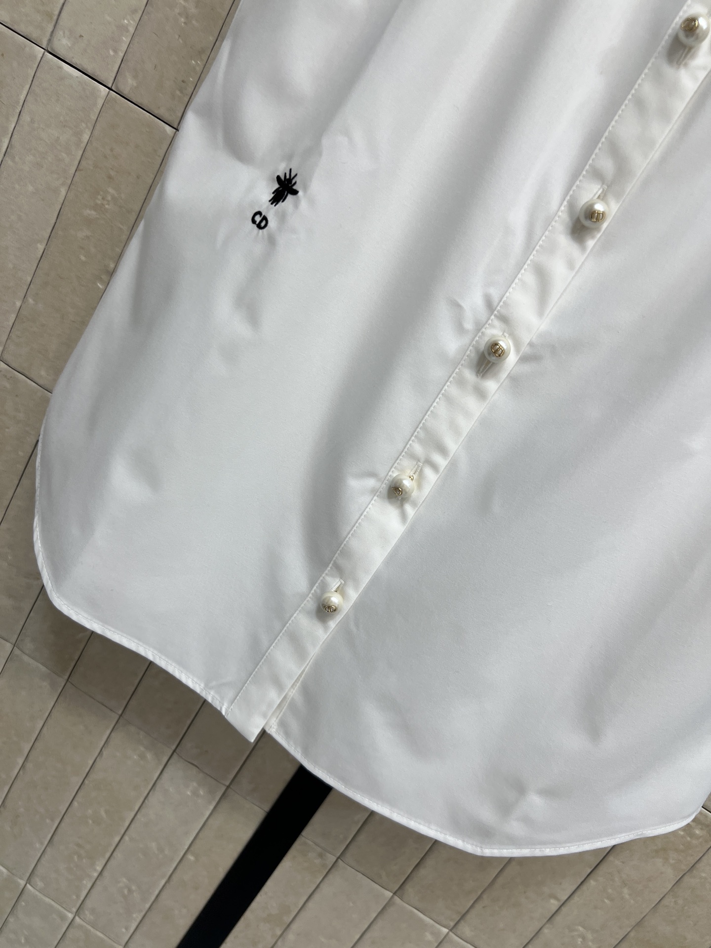 D家 26夏季新款 圆领短袖衬衫 棉质面料顺滑垂坠 透气清爽不闷汗 领口精致抽褶设计 珍珠质感纽扣精致耐