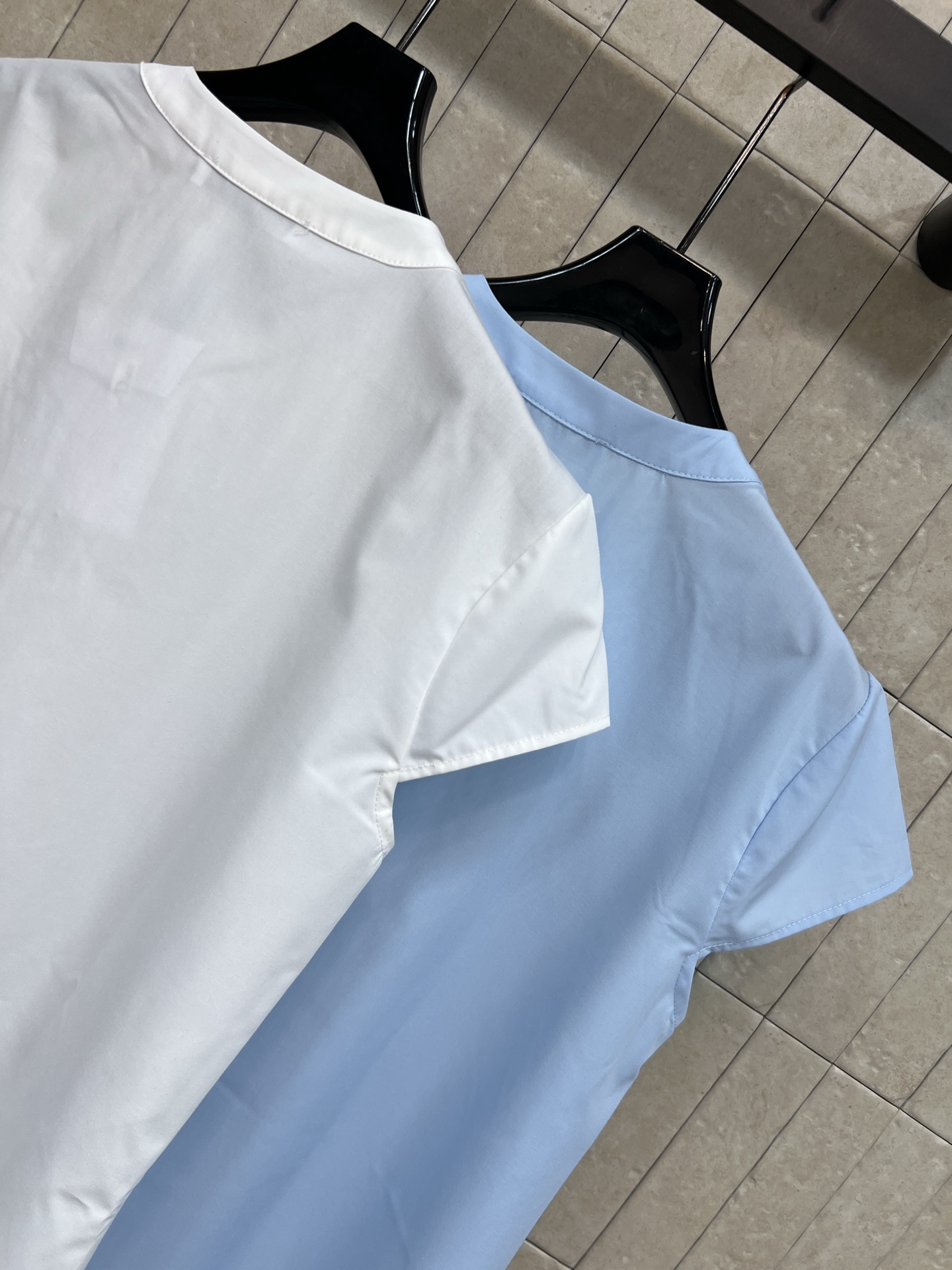 D家 26夏季新款 圆领短袖衬衫 棉质面料顺滑垂坠 透气清爽不闷汗 领口精致抽褶设计 珍珠质感纽扣精致耐