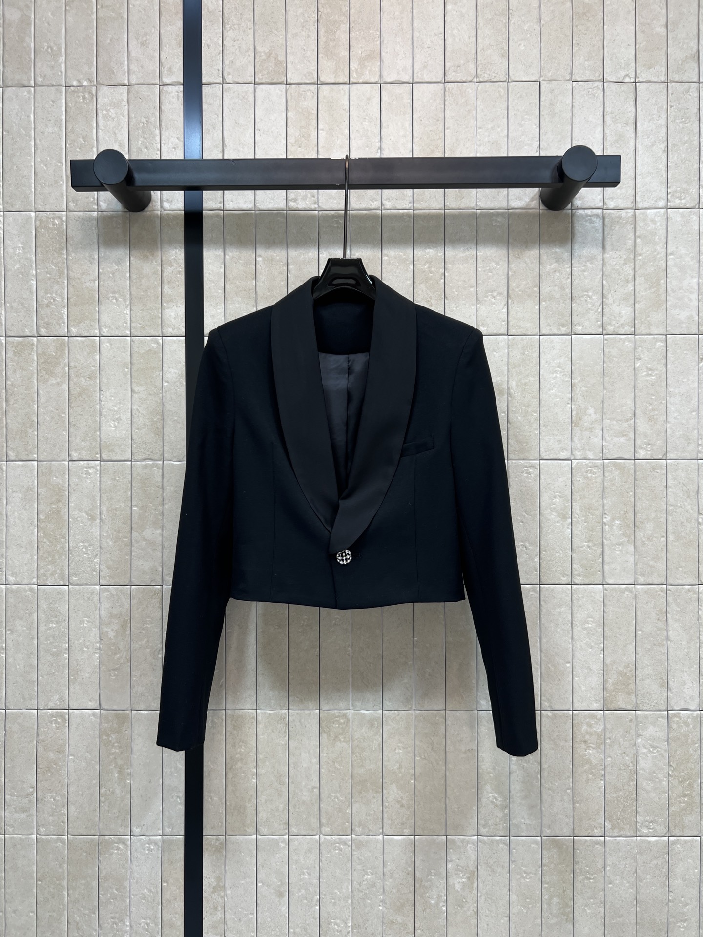 NO:908003,C Home 26 new summer style black short suit jacket made of cotton blended fabric, neat short high-waisted cut, easy to raise the waistline, one diamond-encrusted button, exquisite and eye-catching, crisp and stylish shape, shoulder pads to modify the head-to-shoulder ratio, black classic and versatile, dress and high-waisted trousers are both outstanding, suitable for dating and commuting, three sizes in one color, Size/S-M-L,,chanel,skirts,jackets & coats,business suit,19860909C家 26夏季新款 黑色短款西装外套 采用棉质混纺面料 利落短款高腰剪裁 轻松拉高腰线 一粒镶钻纽扣精致亮眼 版型挺括有型 垫肩修饰头肩比 黑色经典百搭 连衣裙 高腰西裤都很出彩 约会 通勤均可驾驭 一色三码Size/S-M-L,,chanel,skirts,jackets & coats,business suit,,Women's clothing