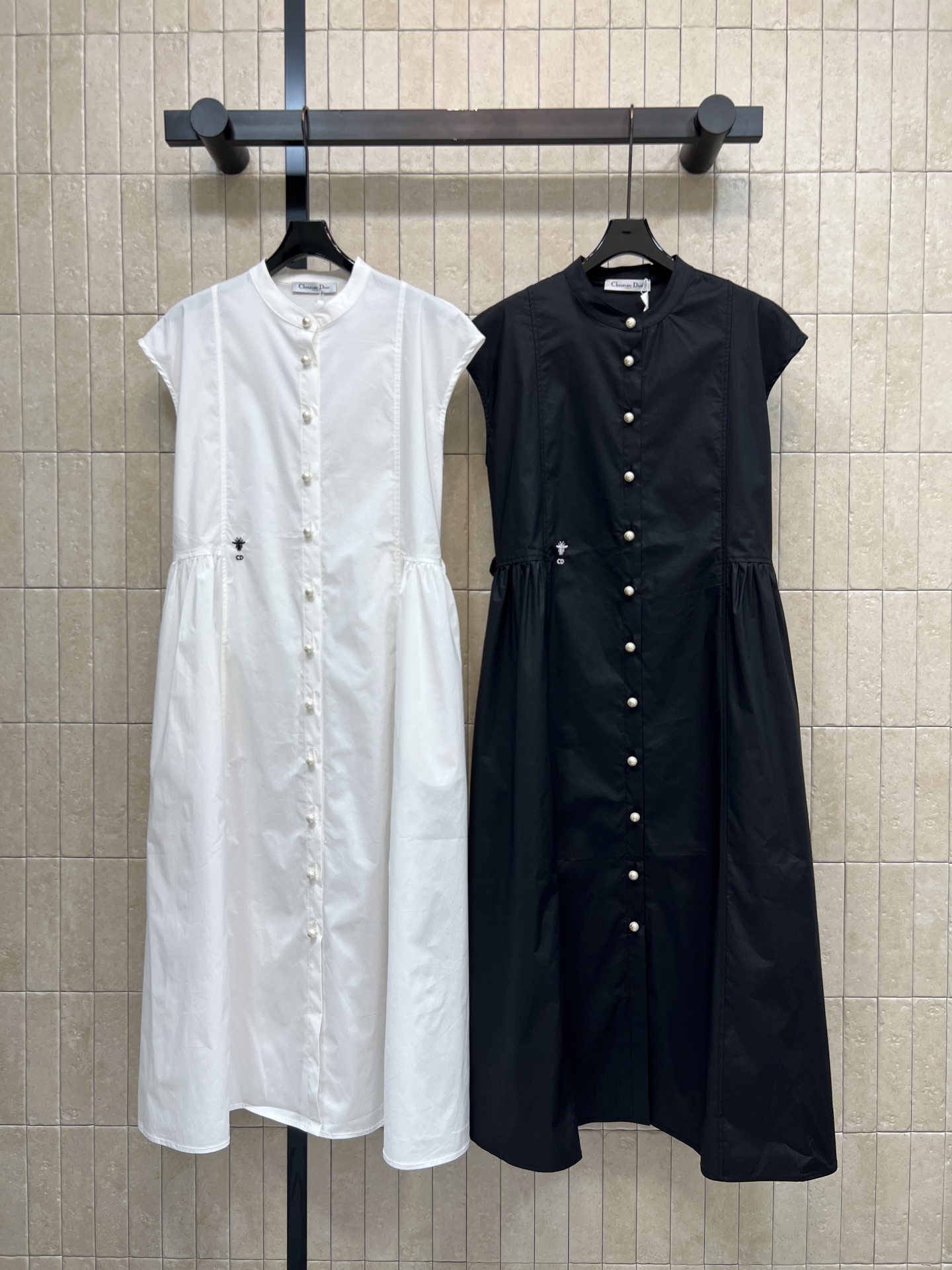 NO:907996,D's 26 new summer style stand-up collar shirt dress. The cotton fabric drapes smoothly. Breathable and refreshing without sweating. A row of pearl buttons are exquisite and elegant. Small embroidery on the side is decorated with low-key. The waist belt is adjustable. The loose and large skirt neatly hides the flesh. Simple and elegant. Suitable for commuting and daily travel. Casual and lazy. Clean and generous temperament. Two colors and three sizes, Size/S-M-L,, dior, skirts, shirts,19860909D家 26夏季新款 立领衬衫连衣裙 棉质面料顺滑垂坠 透气清爽不闷汗 一排珍珠纽扣精致大气 侧边小刺绣低调点缀 腰后腰带可调节 宽松大裙摆利落藏肉 简约大气 通勤 日常出行都合适 随性慵懒 气质干净大方 两色三码Size/S-M-L,,dior,skirts,shirts,,Women's clothing