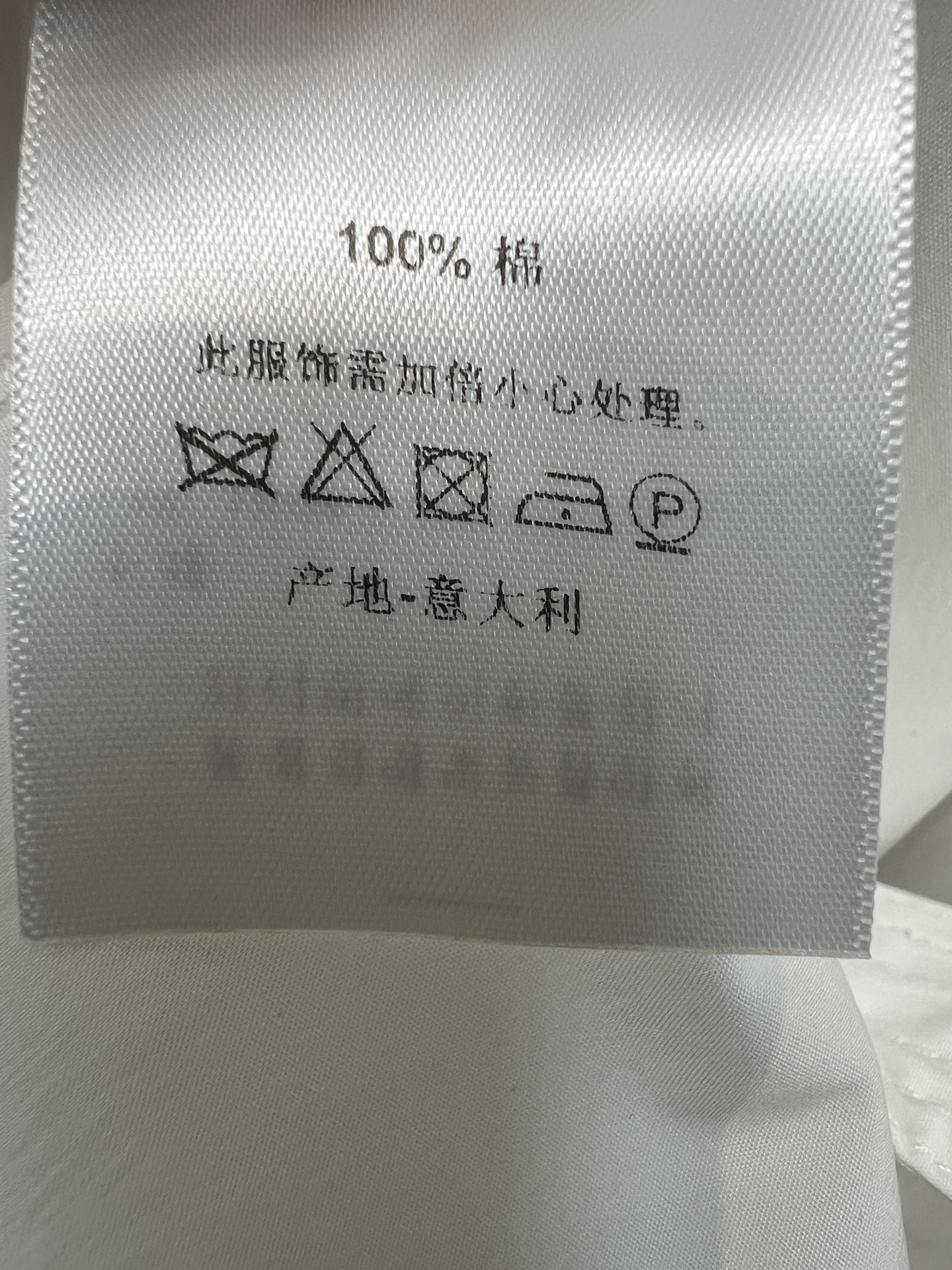 D家 26夏季新款 立领衬衫连衣裙 棉质面料顺滑垂坠 透气清爽不闷汗 一排珍珠纽扣精致大气 侧边小刺绣低