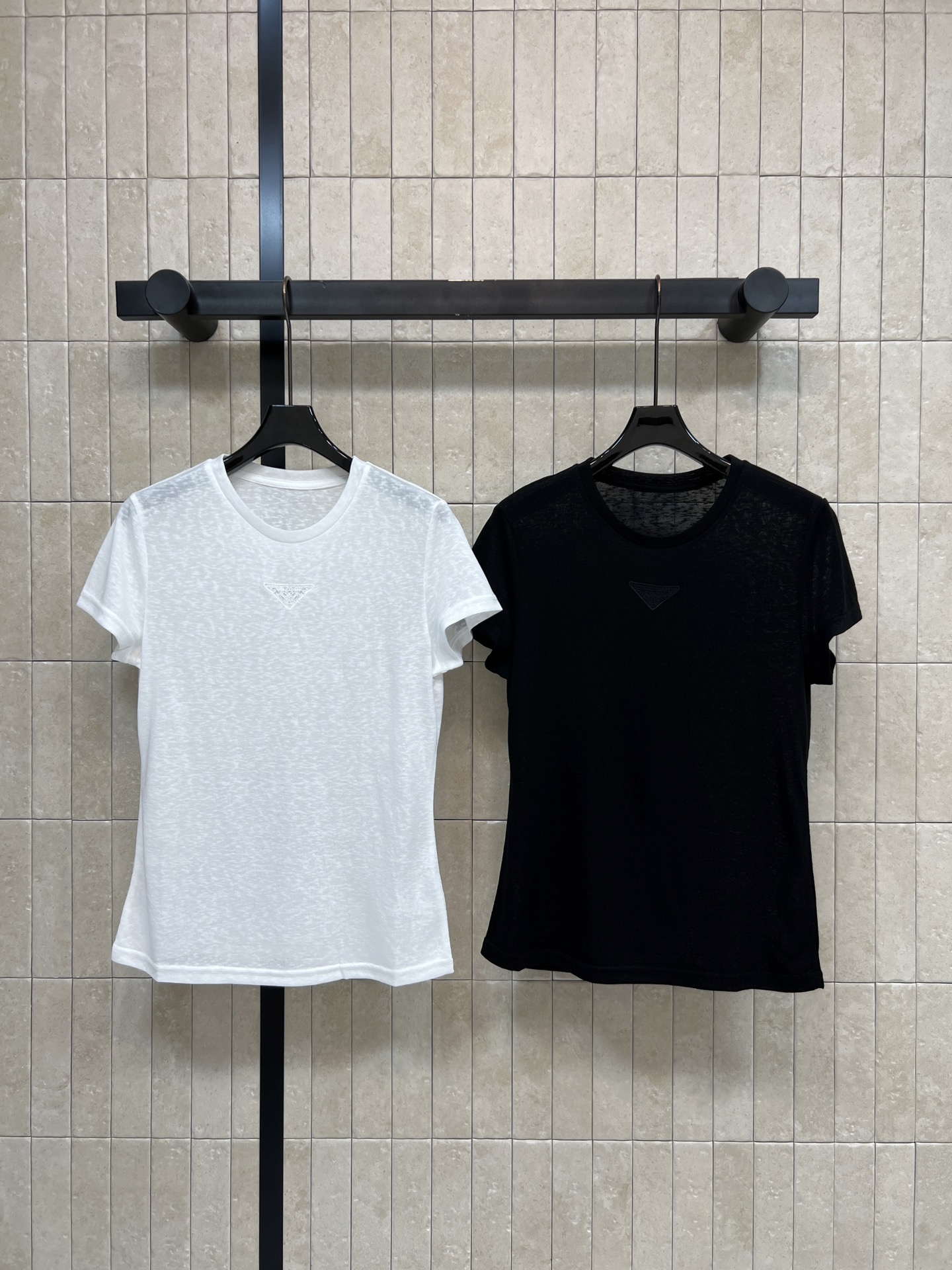 NO:908773,PD Home 26 new summer style round neck short-sleeved T-shirt. Selected light and breathable textured fabric. The upper body is soft and comfortable. It is refreshing and not stuffy to wear. The simple round neck fits the neck. The low-key triangle embroidery logo on the chest is exquisite and low-key. The fitted waist version modifies the body shape. It is neat and slim. Suitable for wearing alone and under the clothes. Easy to control for daily commuting.  Two colors and three codes Size/S-M-L,, dior, T-shirt, tees, t-shirt,19860909PD家 26夏季新款 圆领短袖T恤 甄选轻薄透气肌理面料 上身软糯舒适 穿着清爽不闷 简约小圆领贴合脖颈 胸前低调三角刺绣标识 精致低调不张扬 合身收腰版型修饰身形 利落显瘦 单穿内搭都合适 日常通勤轻松驾驭 两色三码Size/S-M-L,,dior,T-shirt,tees，t-shirt,,Women's clothing